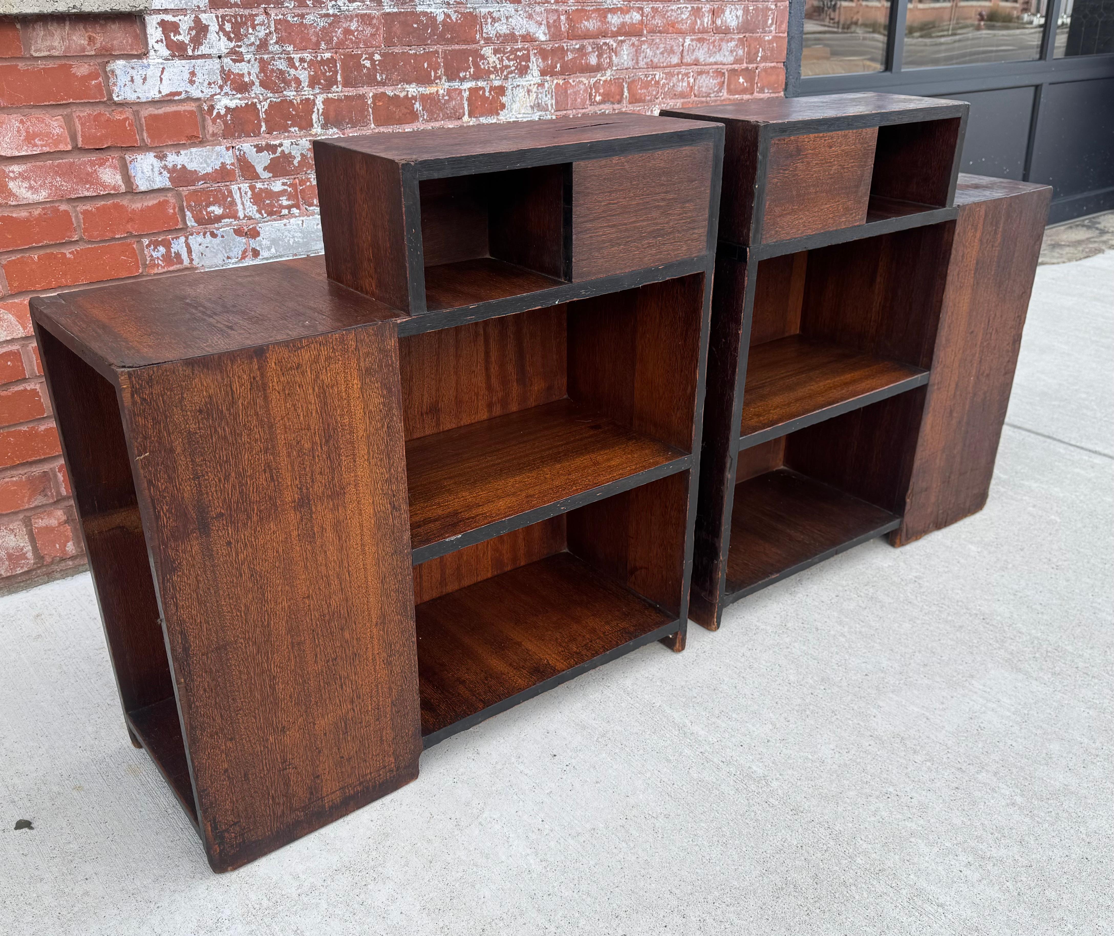 Classic American Art Deco Paul Frankl Style Skyscraper Stands / Bedside Tables,, Amazing design bookcase , cubbies, one stand missing shelf (see photos) Retain original finish ,patina. Livraison en main propre à New York City ou n'importe où en