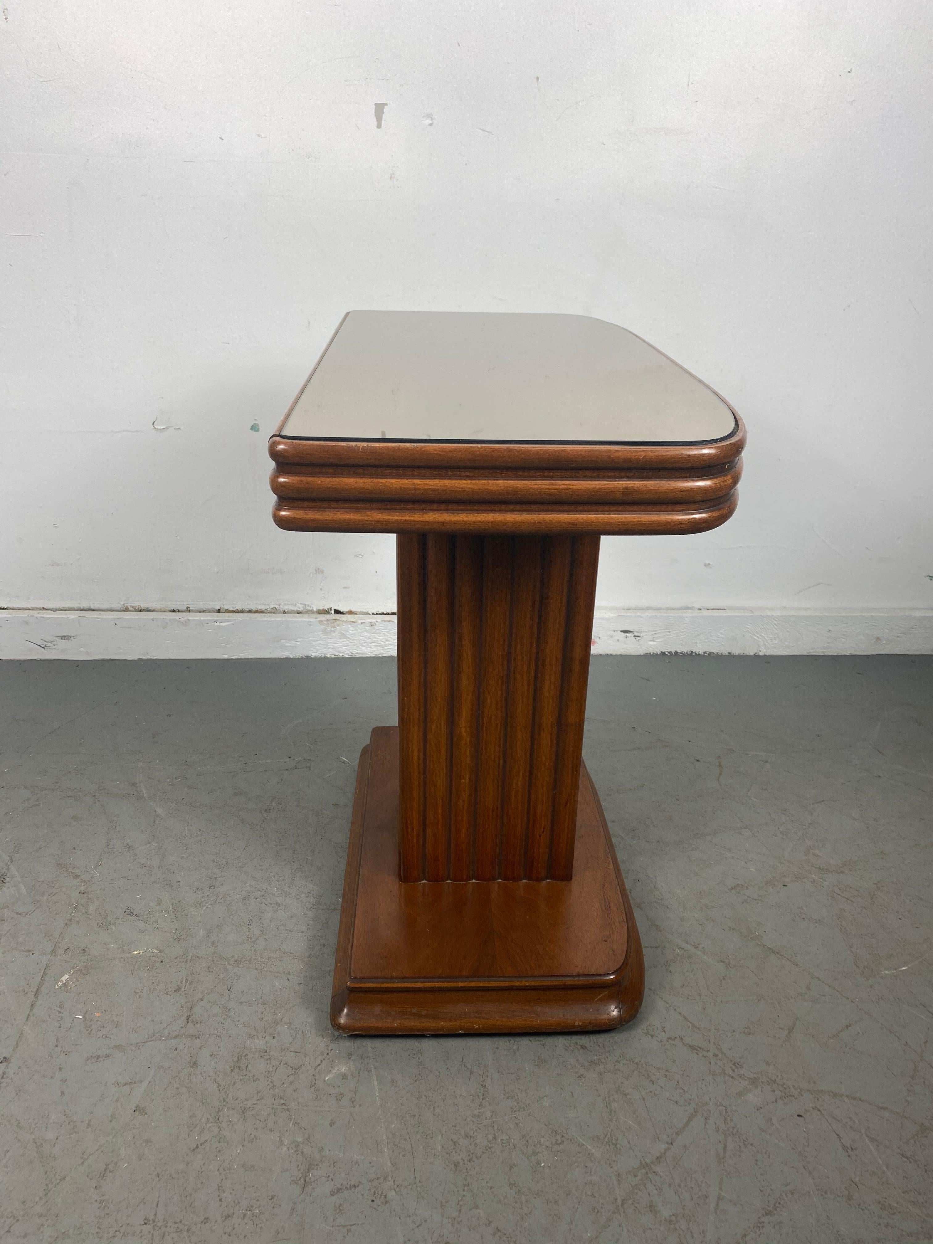 Classic American Art Deco Side Table, Peach Mirror Top In Good Condition For Sale In Buffalo, NY