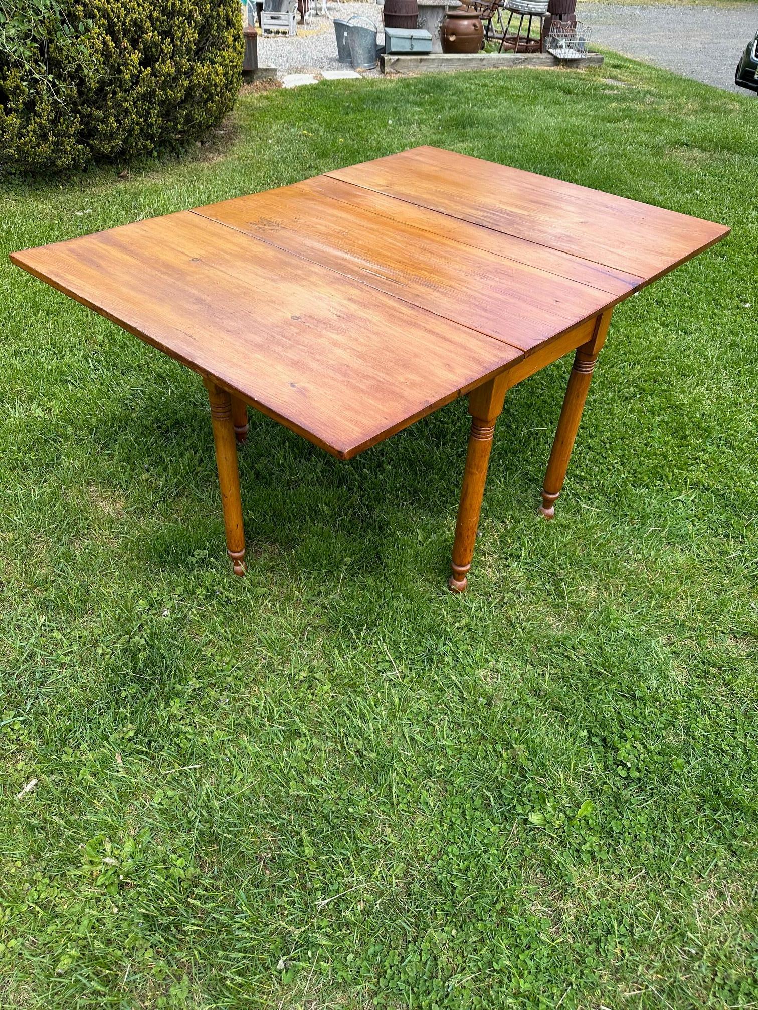 Classic American Drop Leaf Maple Pembroke Table In Good Condition For Sale In Hopewell, NJ