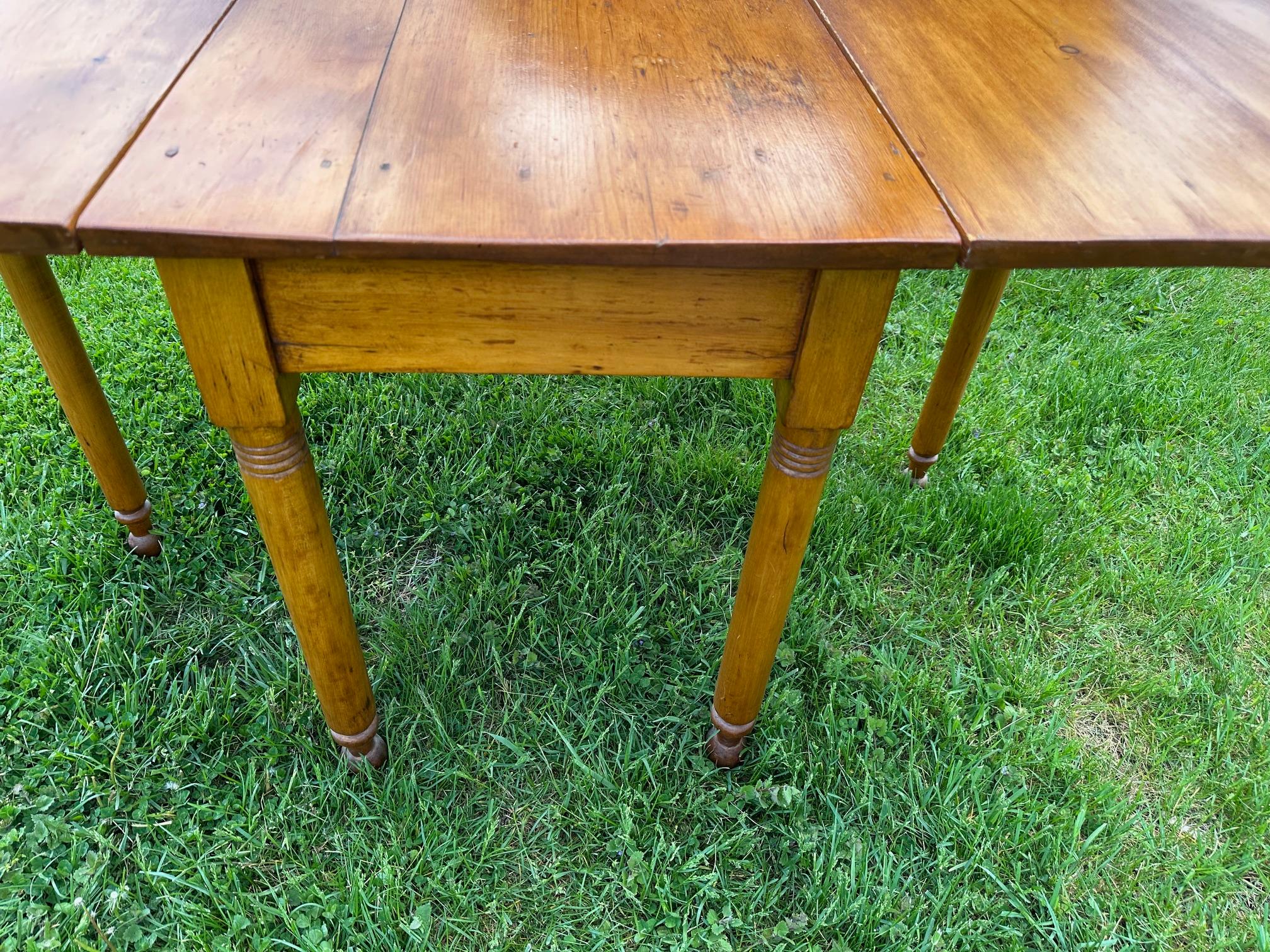 Mid-19th Century Classic American Drop Leaf Maple Pembroke Table For Sale