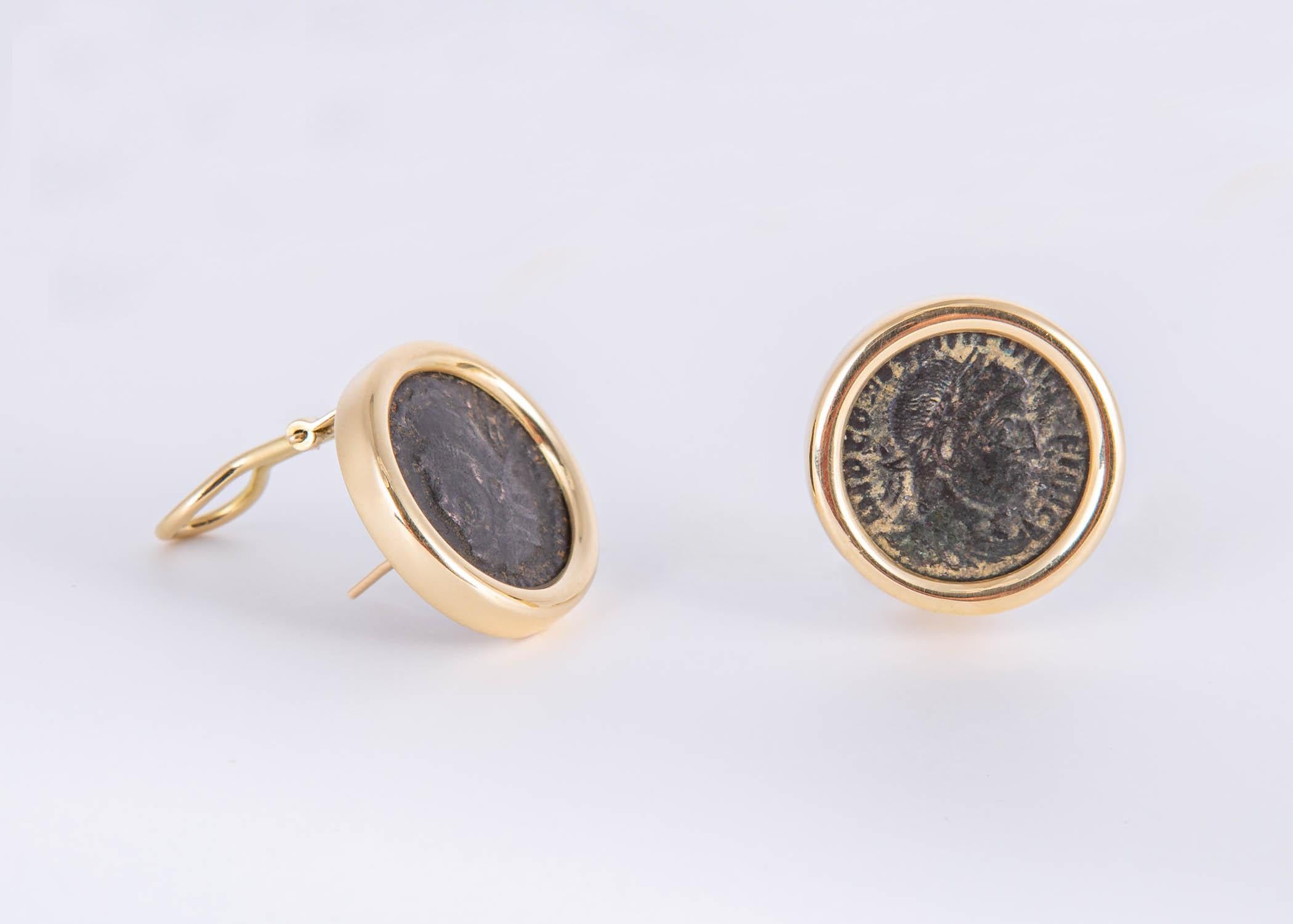 Ein Stil, den der berühmte italienische Juwelier Bvlgari populär gemacht hat. Ein Paar antiker Münzen wird von schweren 18-karätigen Lünetten umrahmt, um einen tragbaren, schicken Stil zu schaffen. 7/8-Zoll in der Größe.