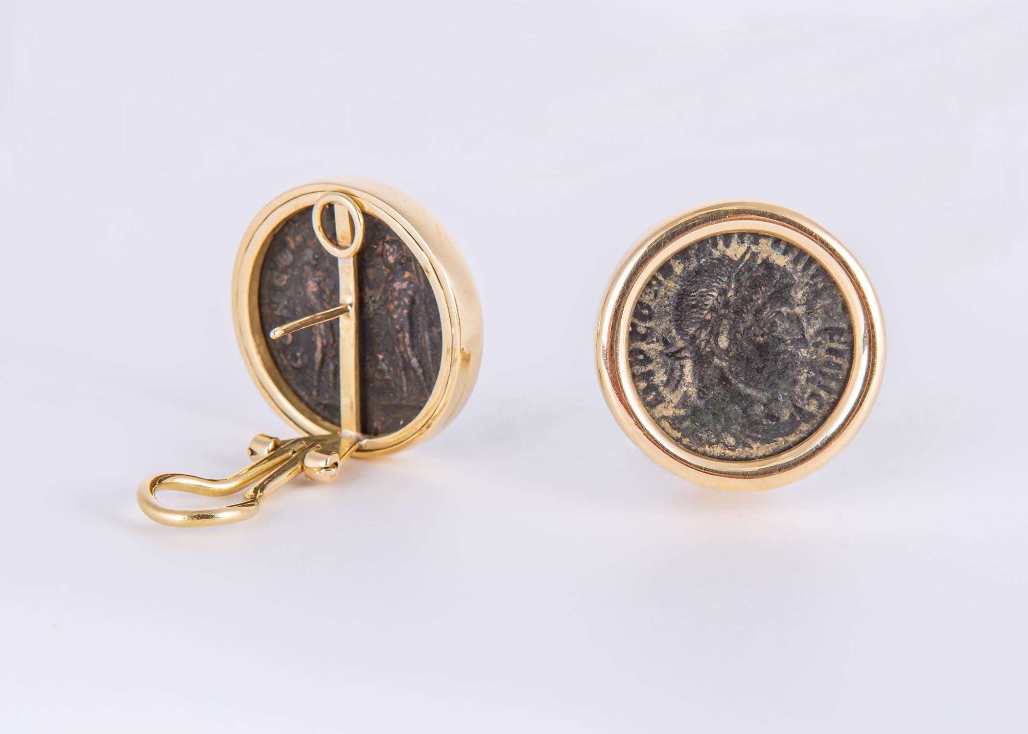 Boucles d'oreilles classiques en or et pièces de monnaie anciennes Excellent état - En vente à Atlanta, GA