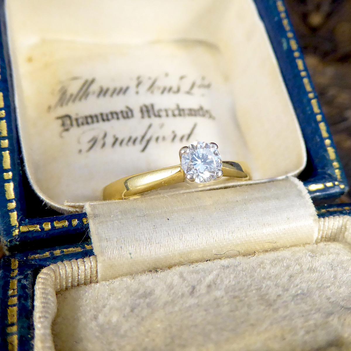 Classic and Dainty 0.25ct Diamond Solitaire Engagement Ring in 18ct Yellow Gold For Sale 1