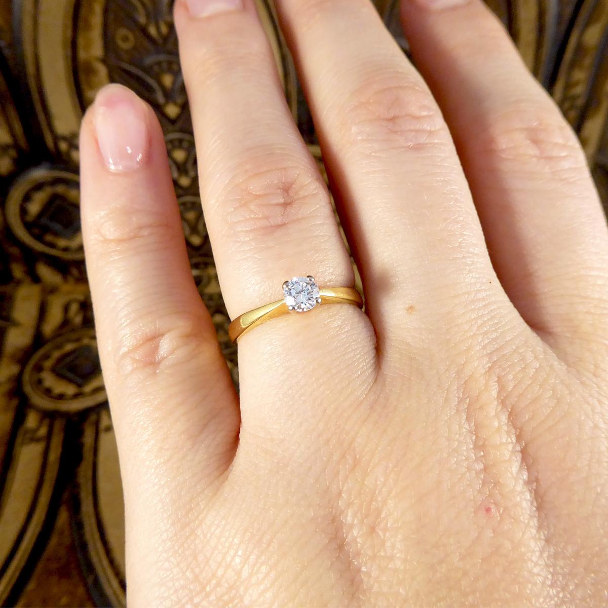 Modern Classic and Dainty 0.25ct Diamond Solitaire Engagement Ring in 18ct Yellow Gold For Sale