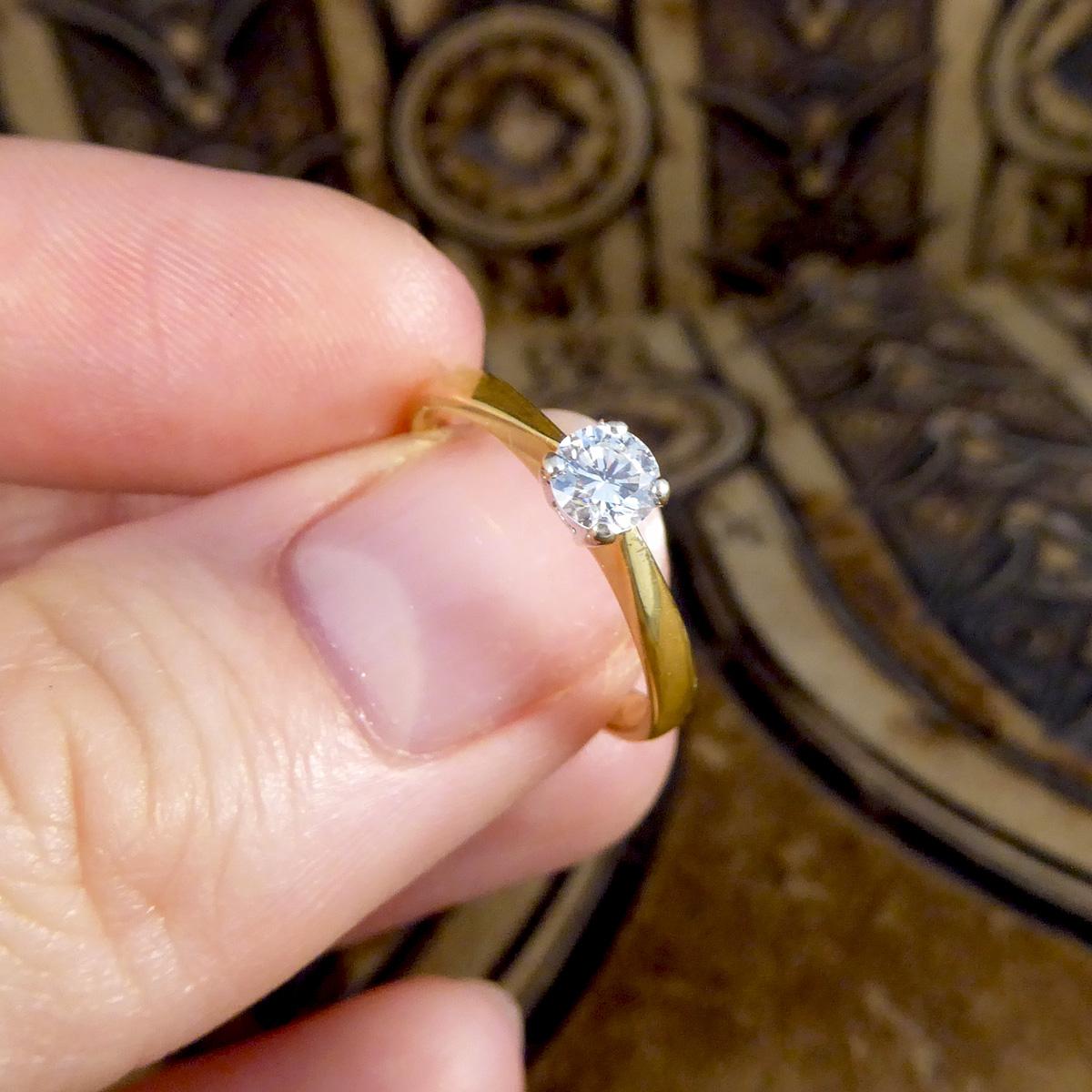 Classic and Dainty 0.25ct Diamond Solitaire Engagement Ring in 18ct Yellow Gold In Good Condition For Sale In Yorkshire, West Yorkshire
