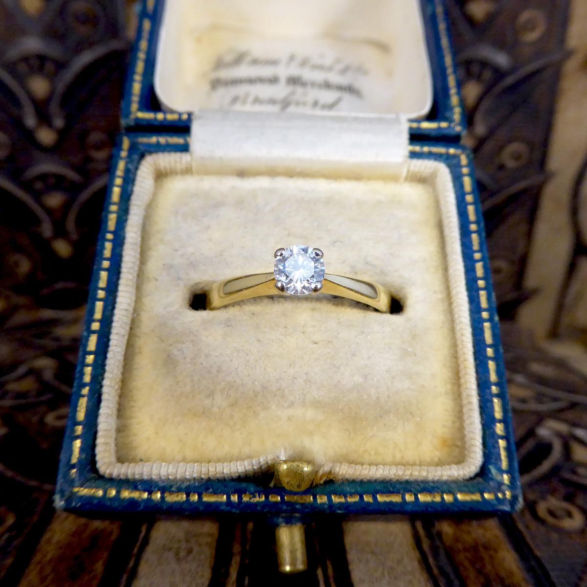 Women's or Men's Classic and Dainty 0.25ct Diamond Solitaire Engagement Ring in 18ct Yellow Gold For Sale