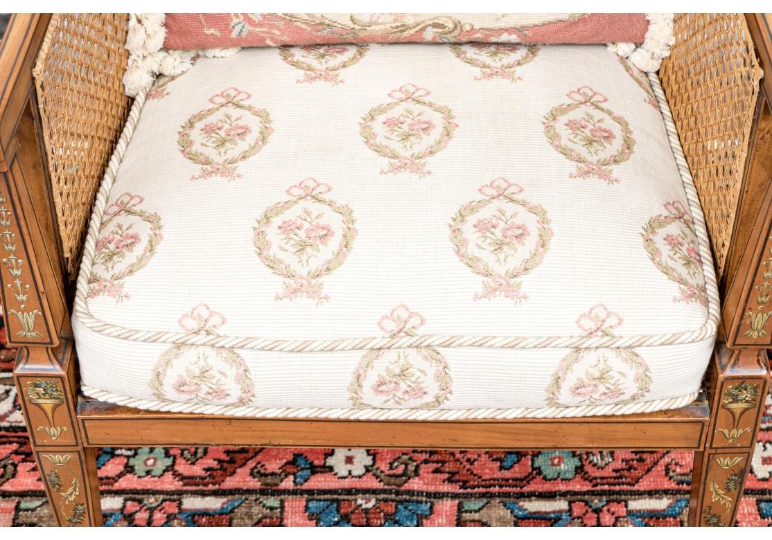 Clásico Y Elegante Sillón Estilo Adam Pintado Antiguo en Bastante bueno estado para la venta en Bridgeport, CT