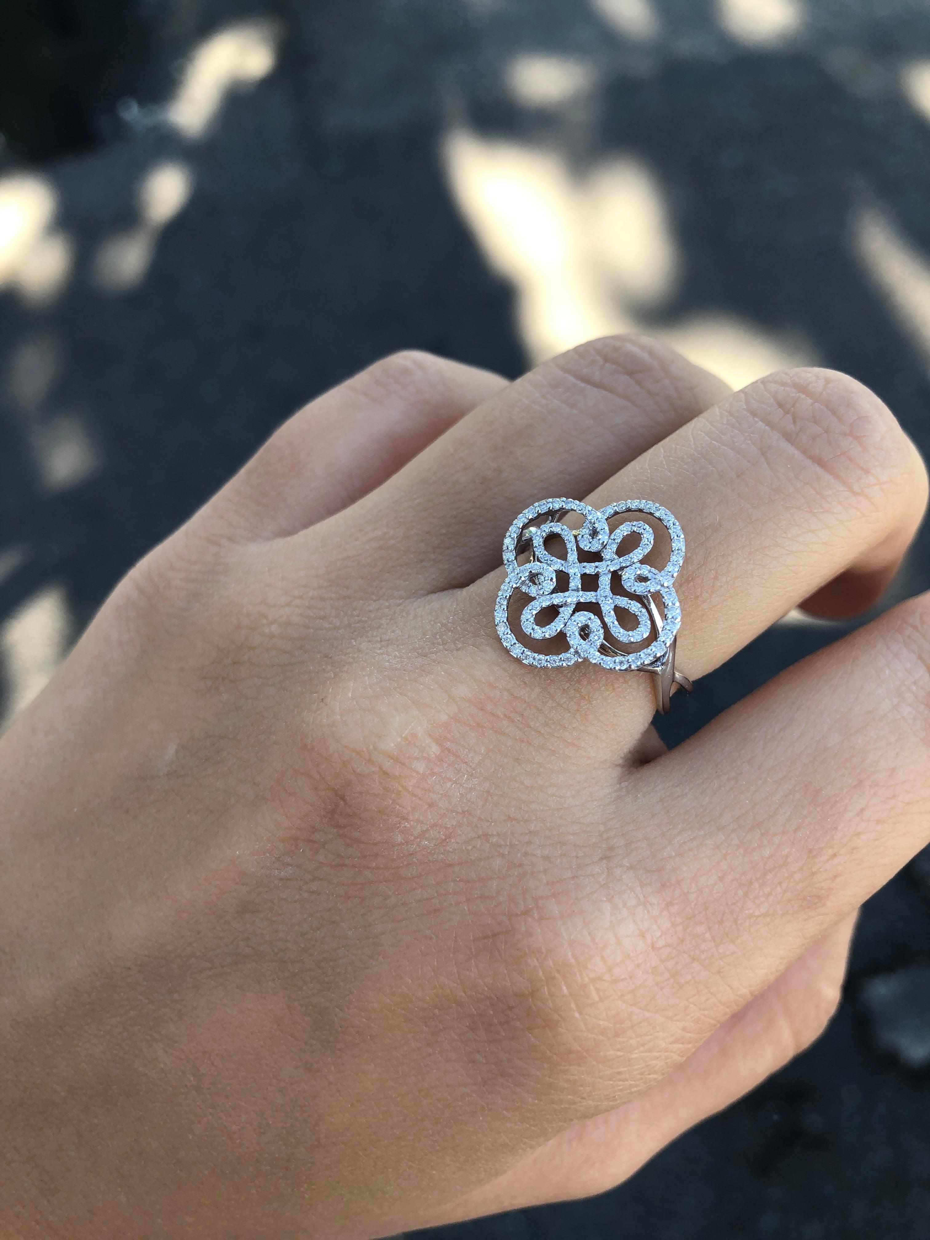 in vendita:  Anello da sposa classico ed elegante in oro bianco con diamante bianco per lei 3