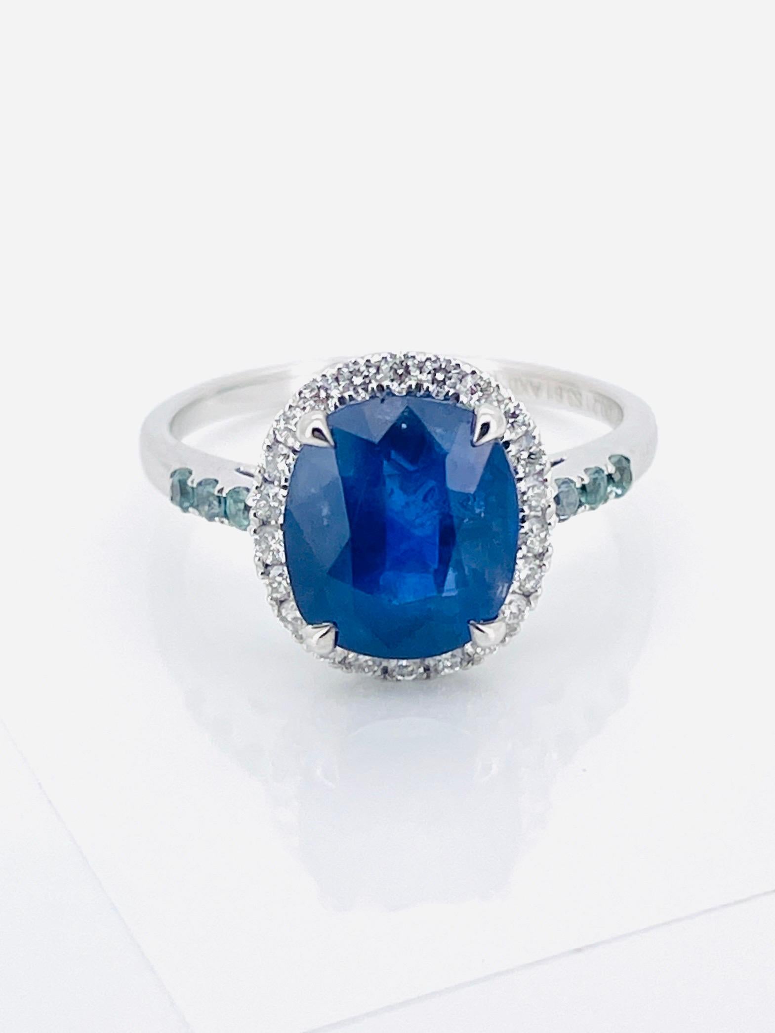 Taglio brillante 3.61 Ct Classic Royal blue Sapphire Ring with alexandrite and diamonds in vendita