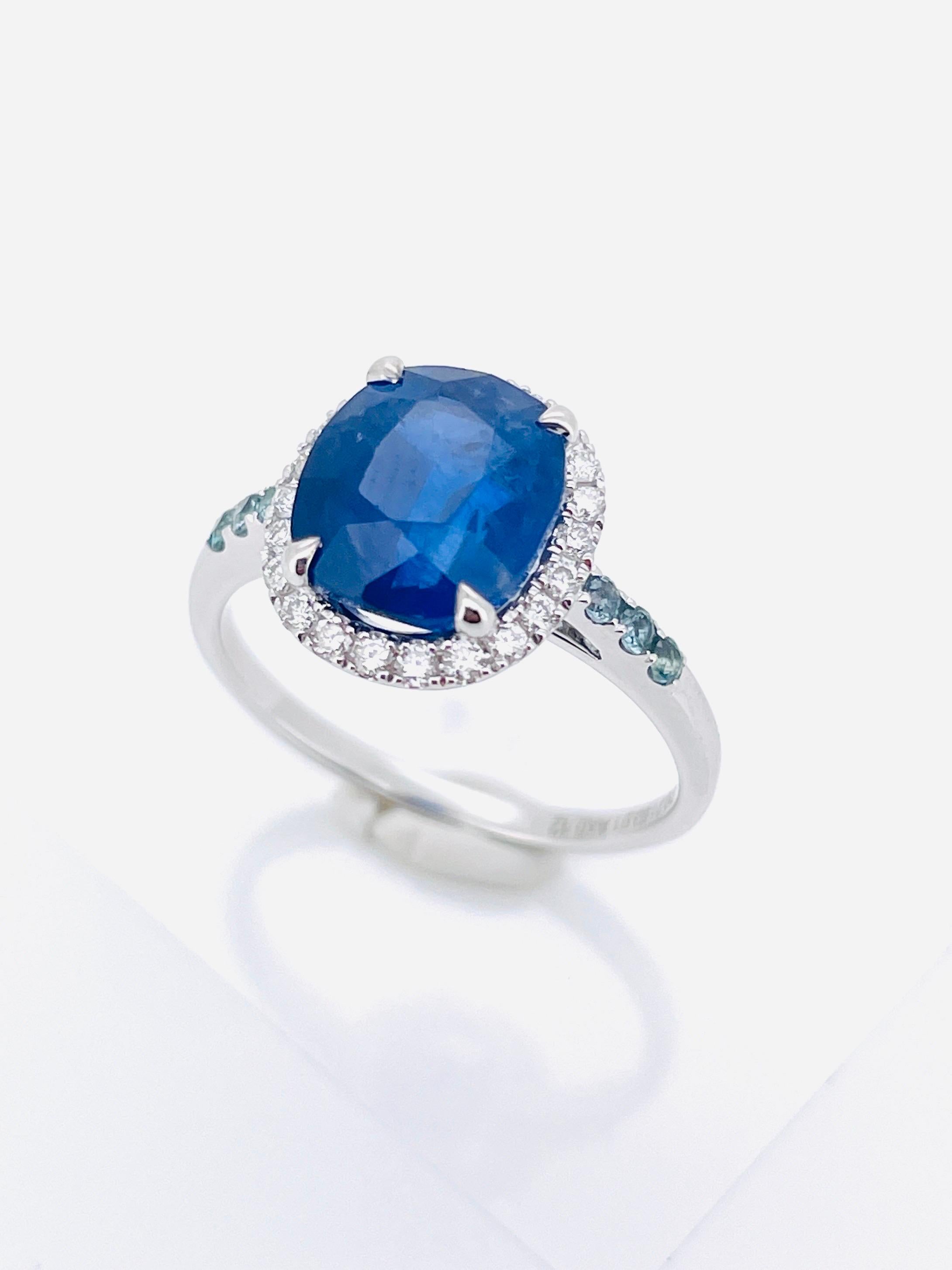 3.61 Ct Classic Royal blue Sapphire Ring with alexandrite and diamonds in vendita 2