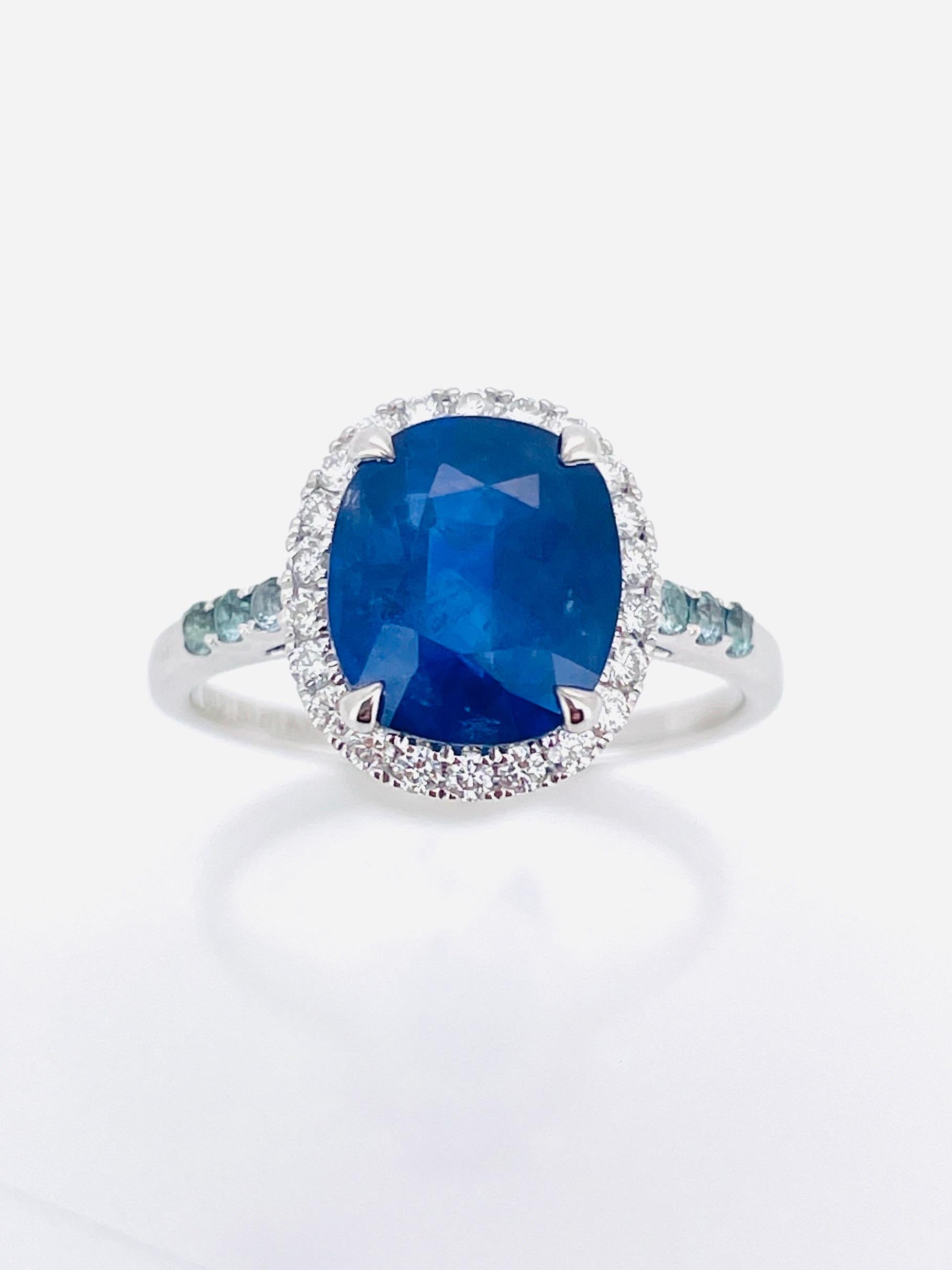 3.61 Ct Classic Royal blue Sapphire Ring with alexandrite and diamonds in vendita 4
