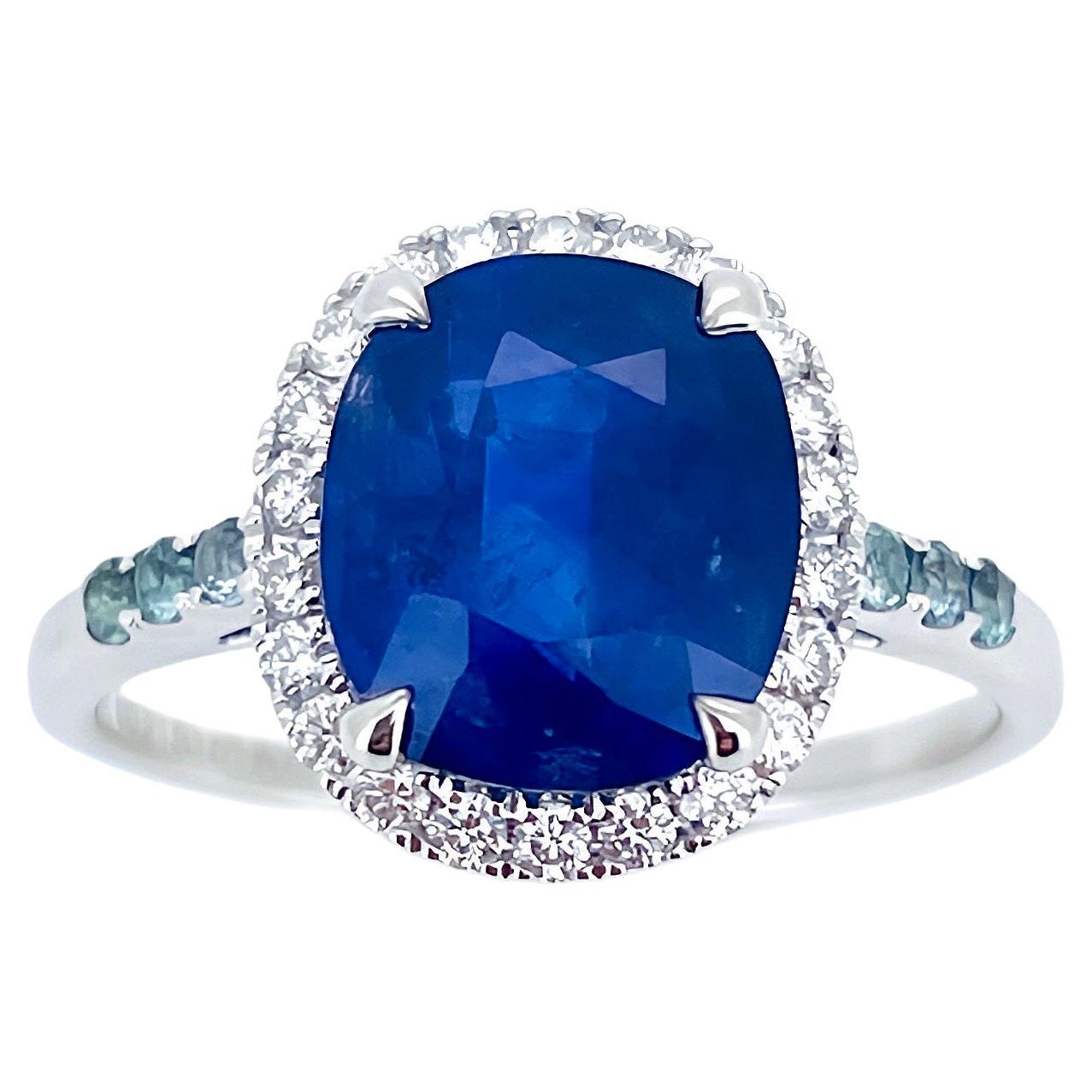 3.61 Ct Classic Royal blue Sapphire Ring with alexandrite and diamonds in vendita