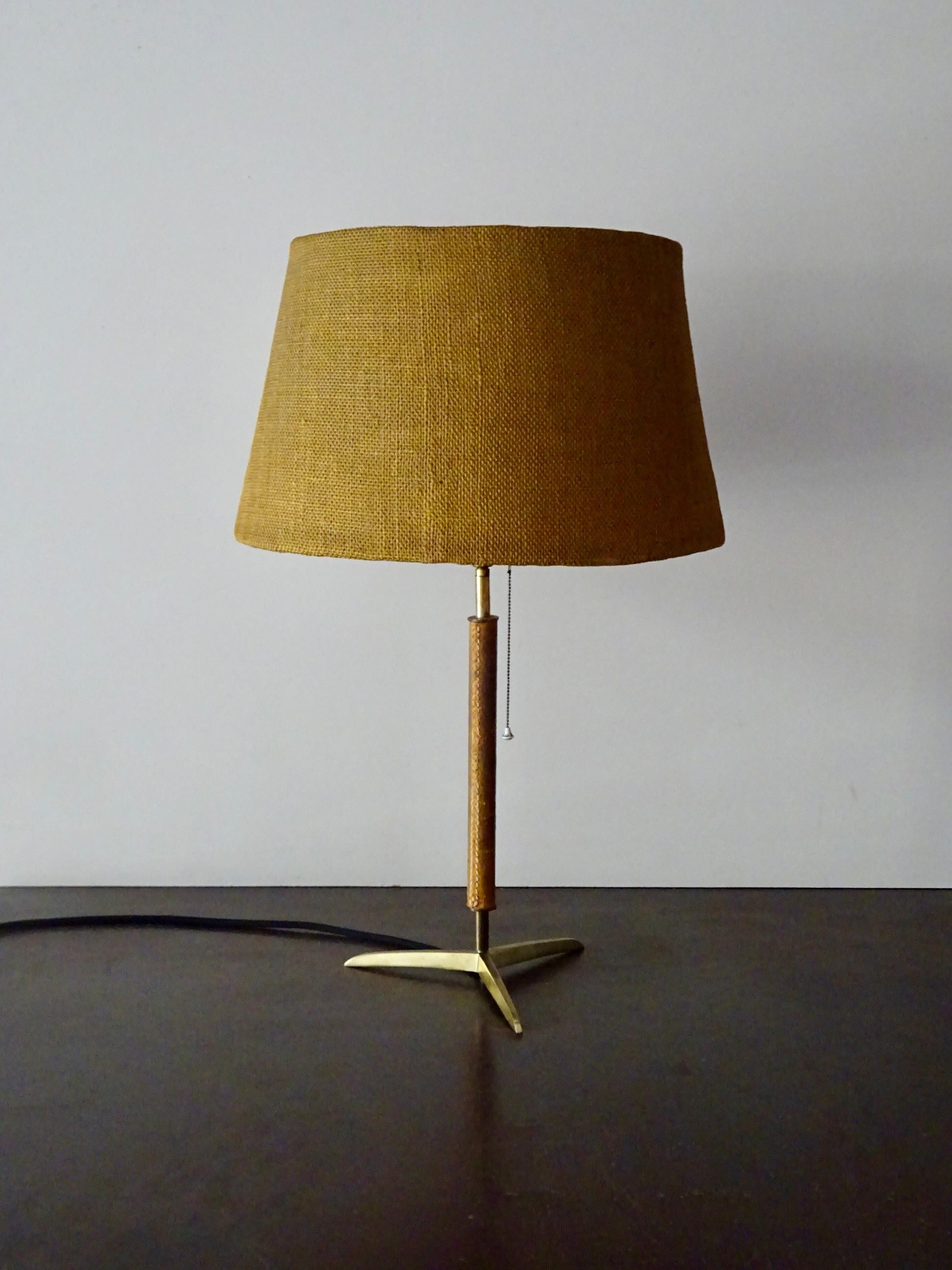 Klassische und moderne Schreibtischlampe, unbekannter Designer und Hersteller, hergestellt aus Messing, Stahl, Leder und konischem Stoffschirm. Spanien 60er Jahre.