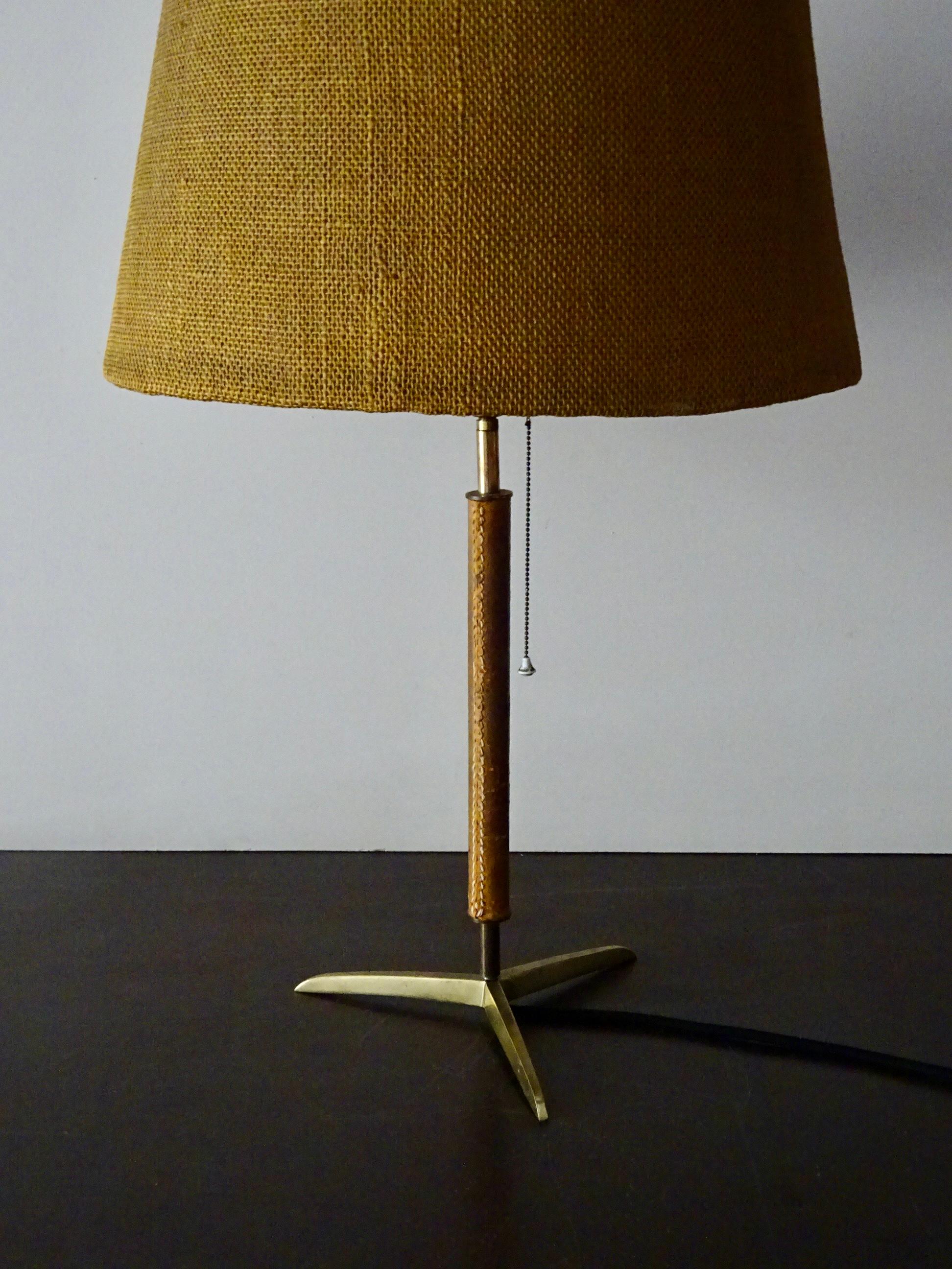 Klassische und moderne Schreibtischlampe. Spanien 60er Jahre. (Messing) im Angebot