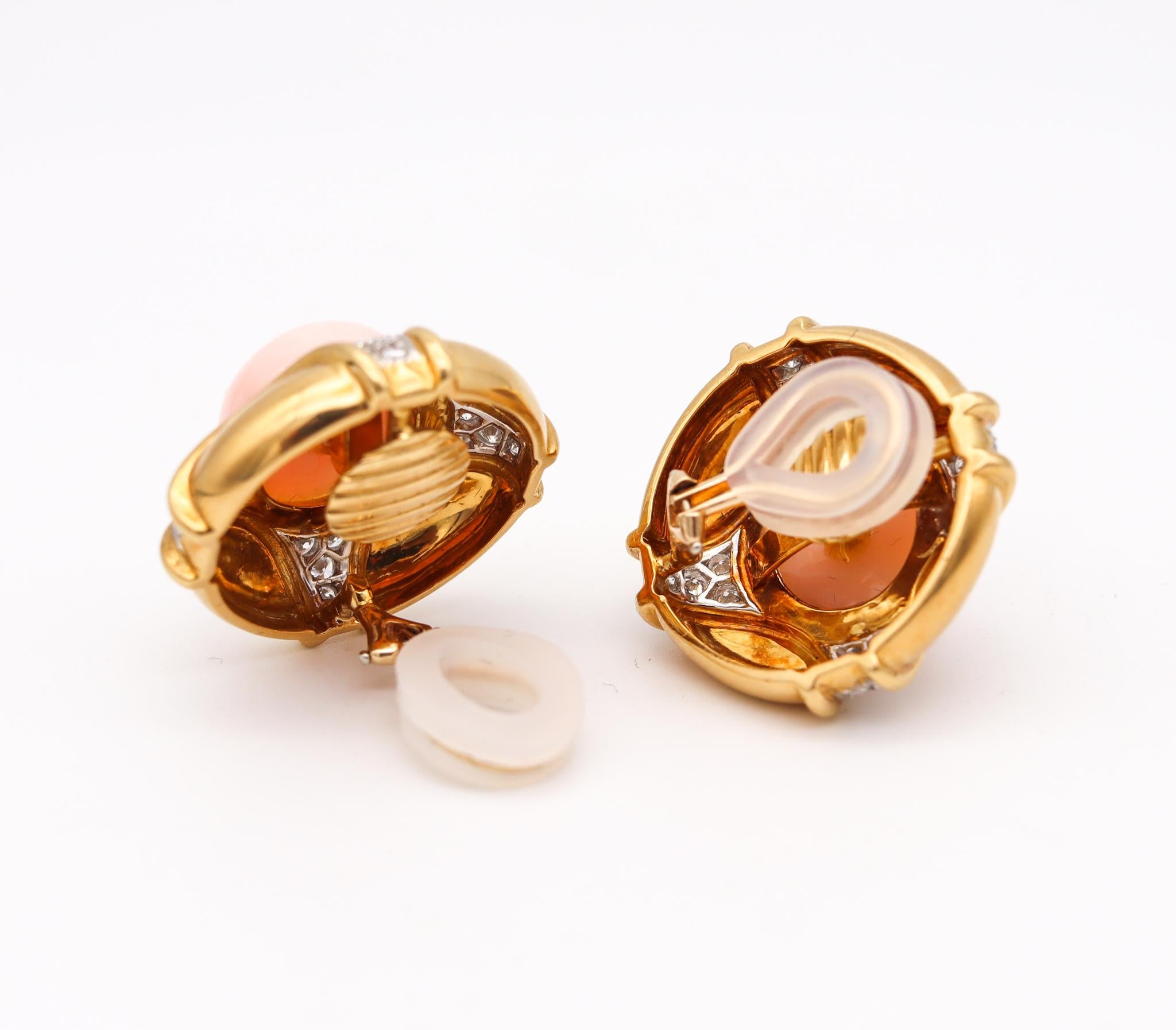 Klassische klassische Engelshaut-Korallenohrringe aus 18Kt Gold mit 26,56 Karat Diamanten und Korallen (Modernistisch)