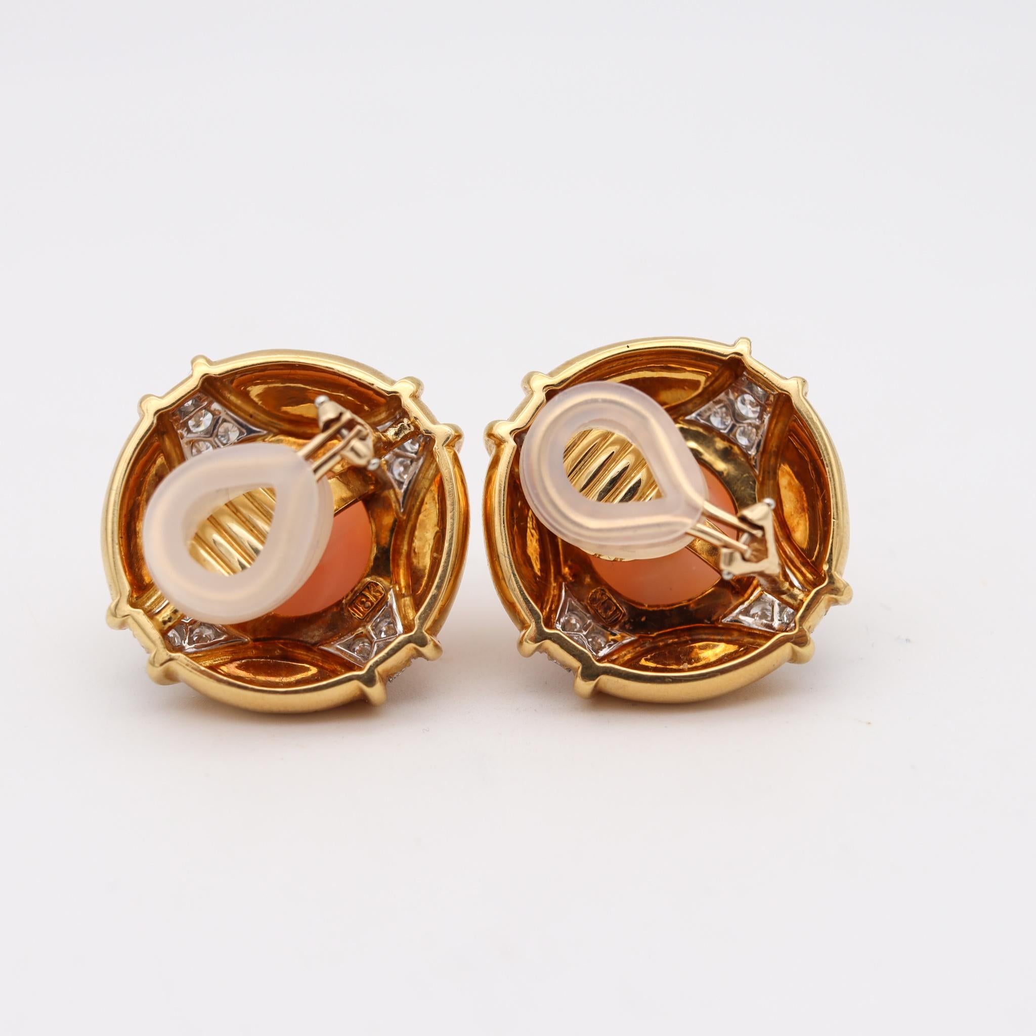 Klassische klassische Engelshaut-Korallenohrringe aus 18Kt Gold mit 26,56 Karat Diamanten und Korallen (Cabochon)