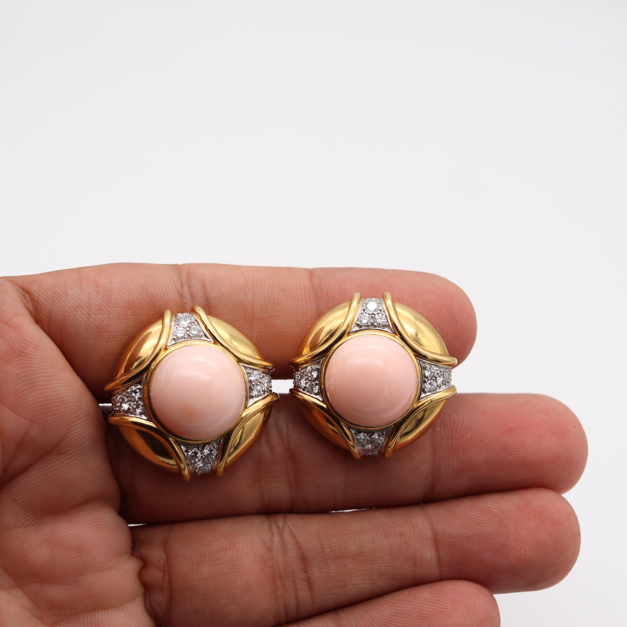 Klassische klassische Engelshaut-Korallenohrringe aus 18Kt Gold mit 26,56 Karat Diamanten und Korallen Damen