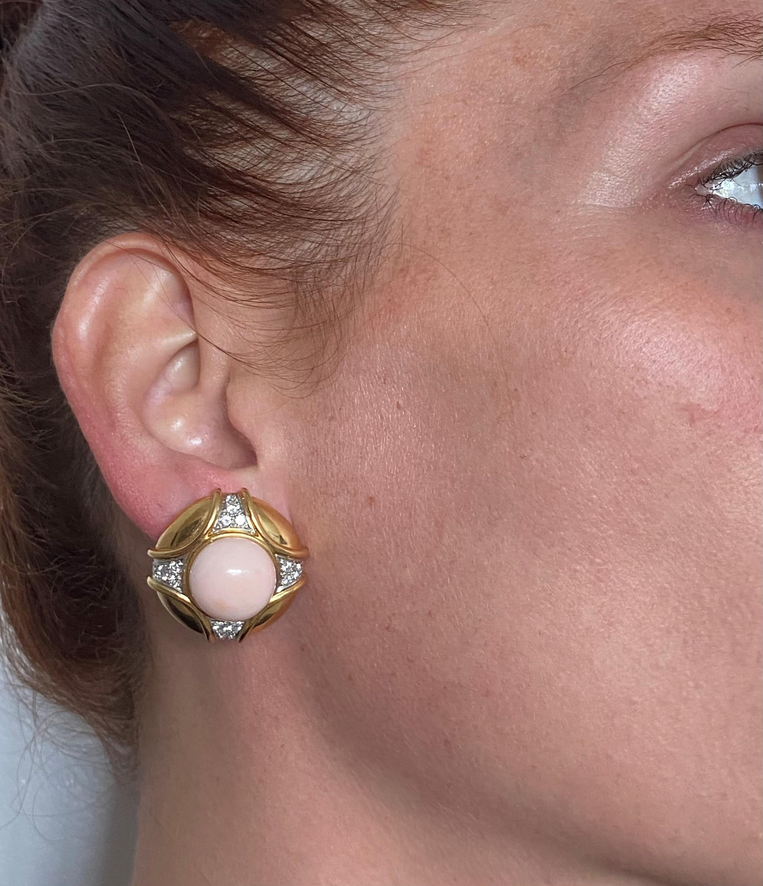 Klassische klassische Engelshaut-Korallenohrringe aus 18Kt Gold mit 26,56 Karat Diamanten und Korallen 1