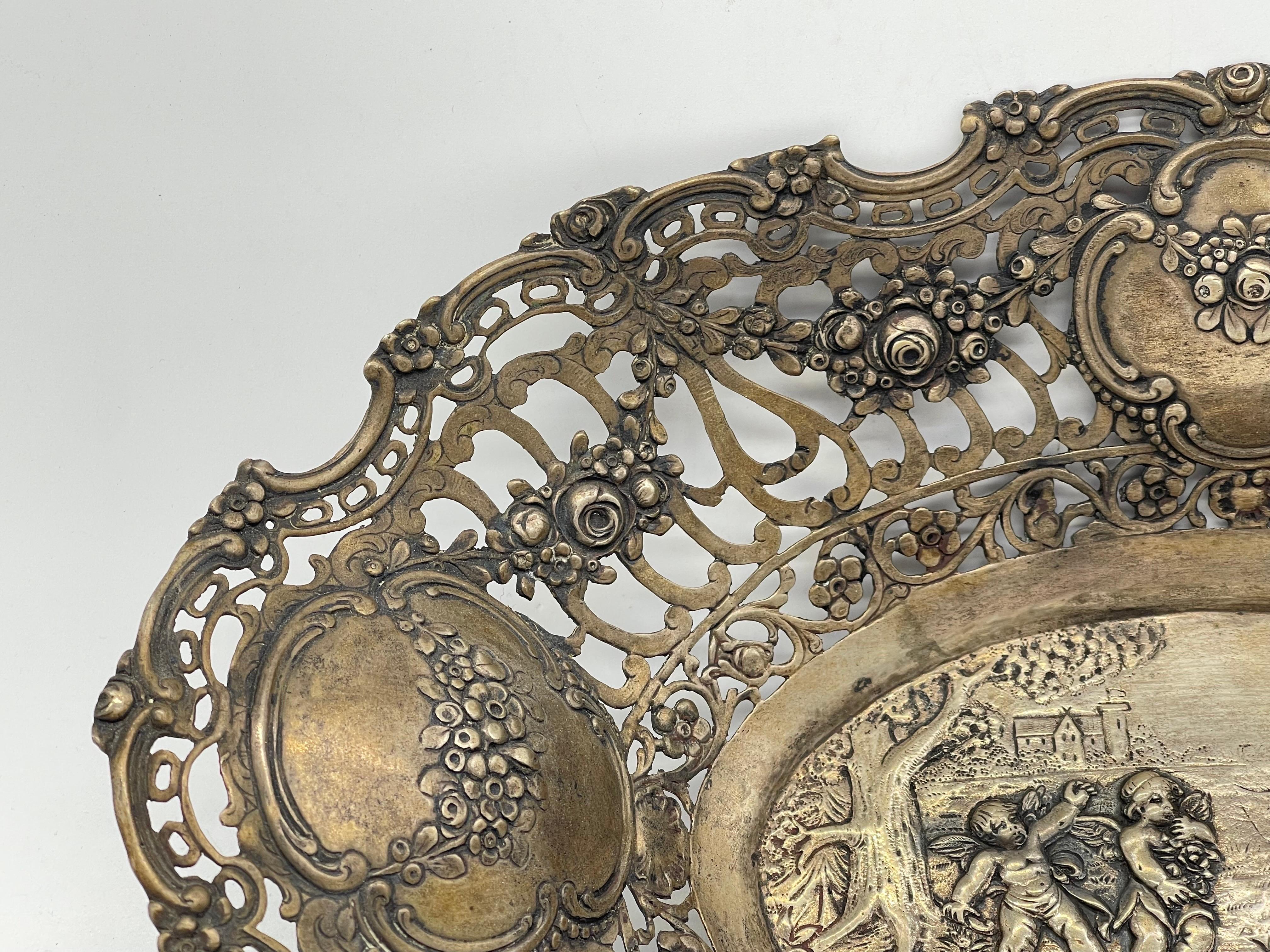 Klassischer antiker 800 Silber Brotkorb - Schale

Blumen & Putto Ornament

Halbmond & Krone - Deutschland

Gewicht: 272 g

Der Zustand ist auf den Bildern zu sehen.