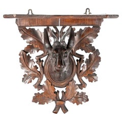 Support classique ancien sculpté en Black Forest avec tête de cerf
