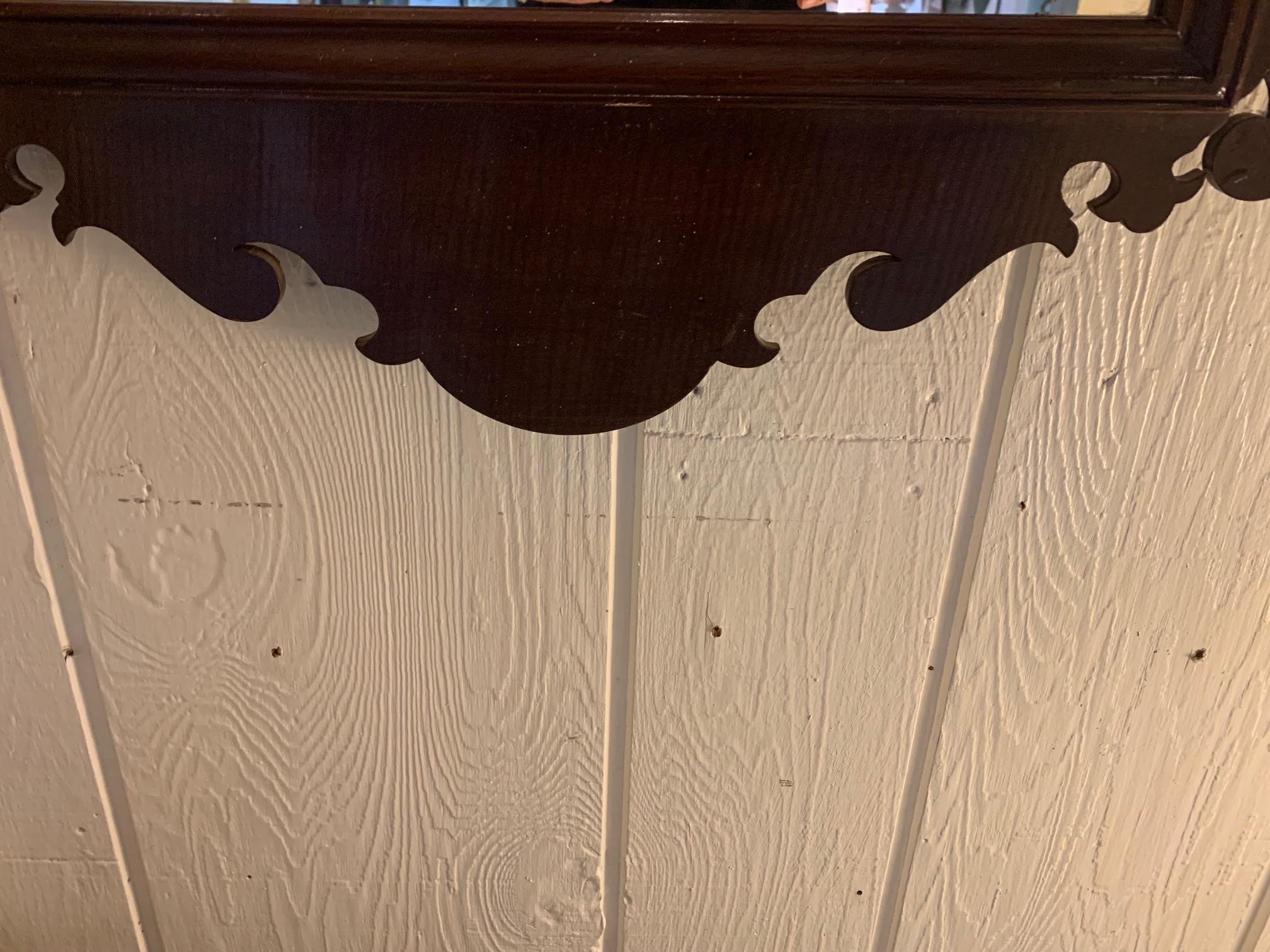 Antique Mirror classico in mogano intagliato Chippendale In condizioni buone in vendita a Hopewell, NJ
