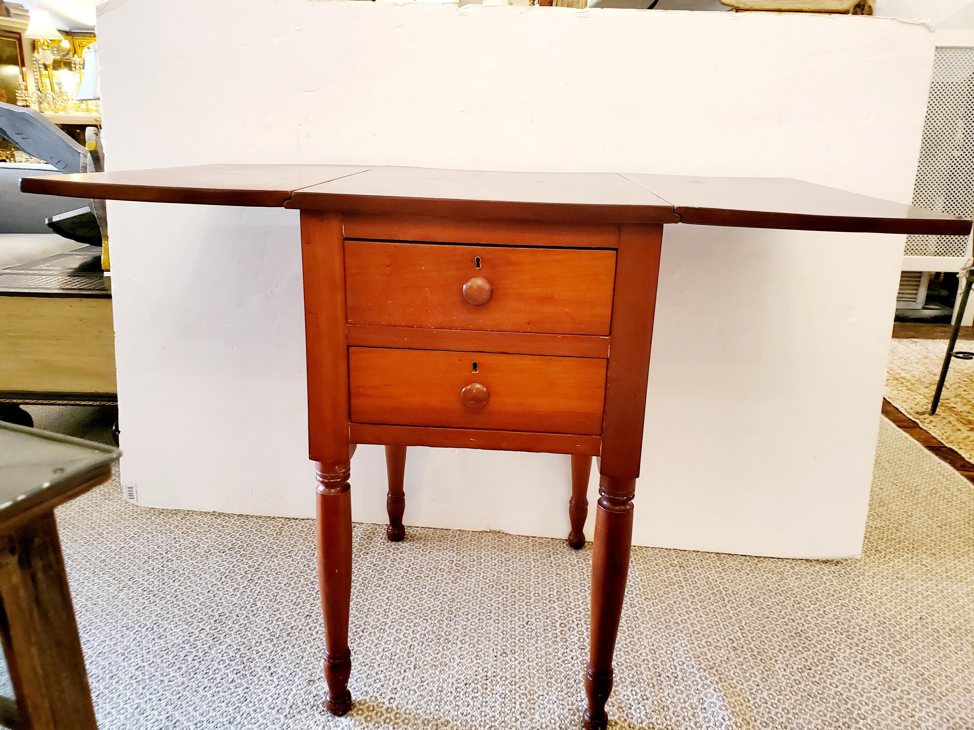 Table d'appoint classique et ancienne en cerisier à feuilles tombantes Bon état - En vente à Hopewell, NJ