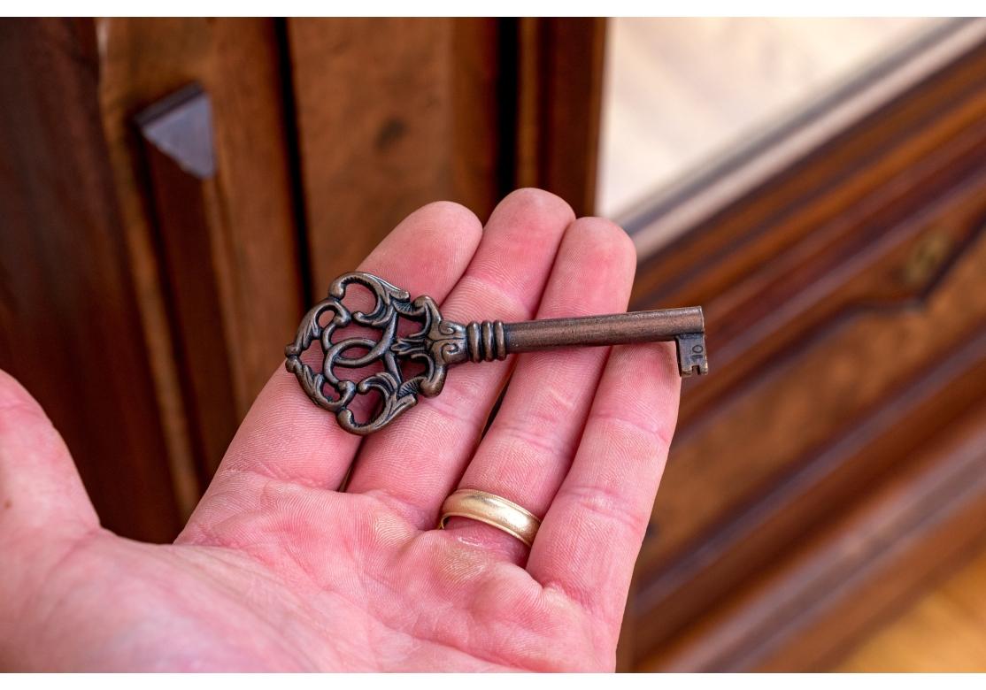 Klassisch Antique Eastlake Mirror Tür Armoire im Angebot 10