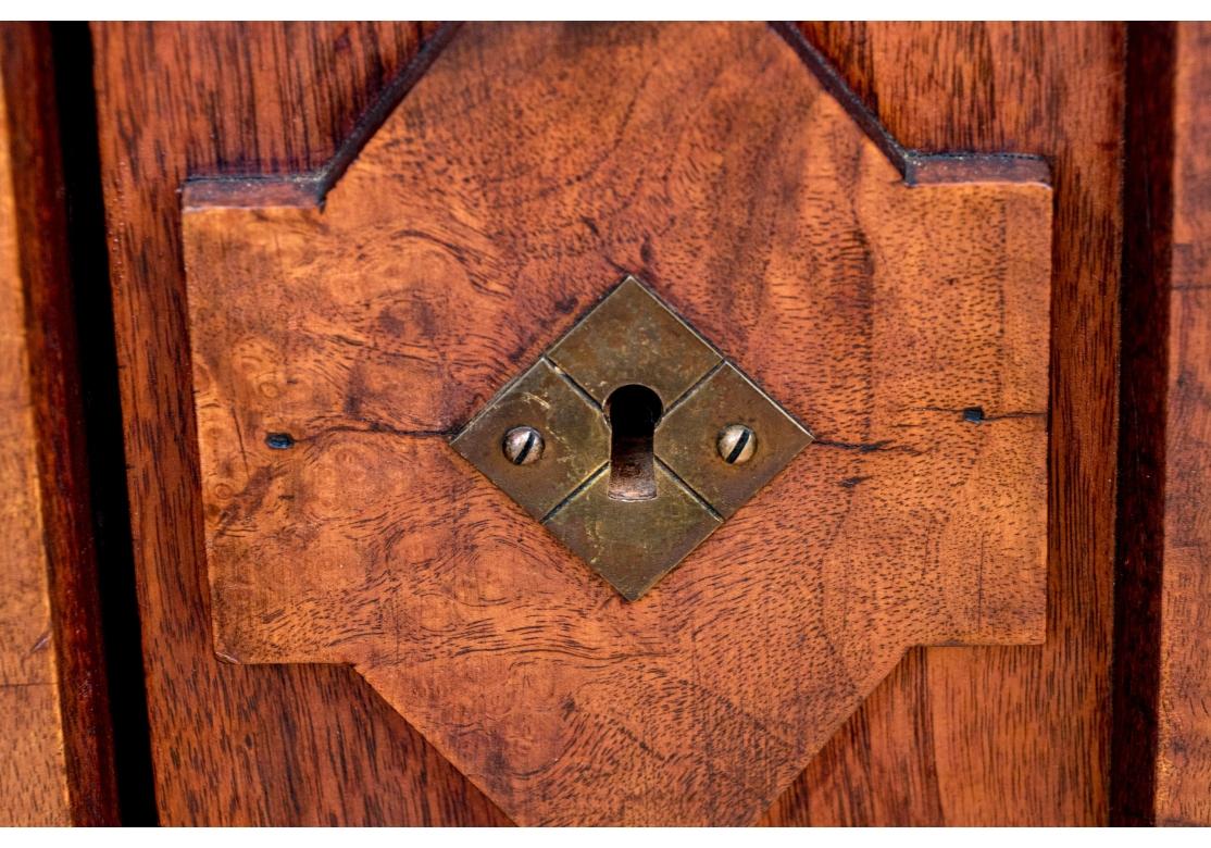 Klassisch Antique Eastlake Mirror Tür Armoire im Angebot 12