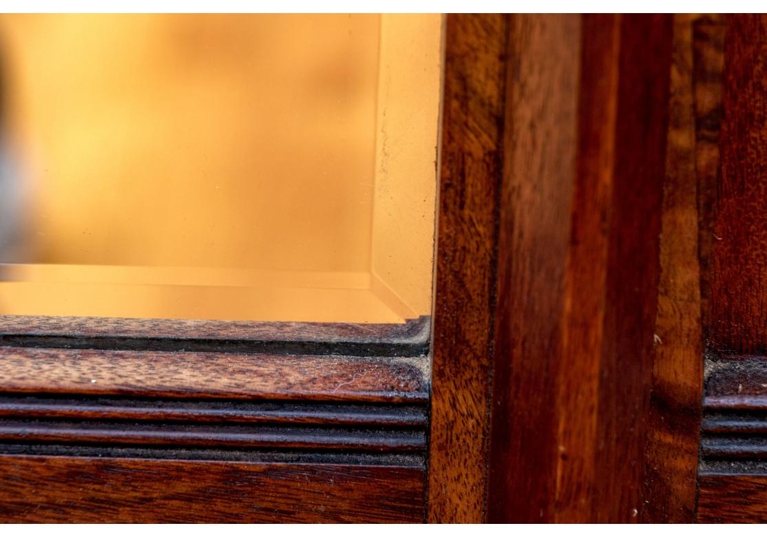 Eine antike gemischte Holz und tief gebeizt Zeitraum Eastlake Armoire mit Spiegel-Panel vor. Die Tür lässt sich öffnen und gibt den Blick frei auf abgestufte Schubladen mit unglaublichen und wunderschön gefertigten Griffen in Kreuzform, die von