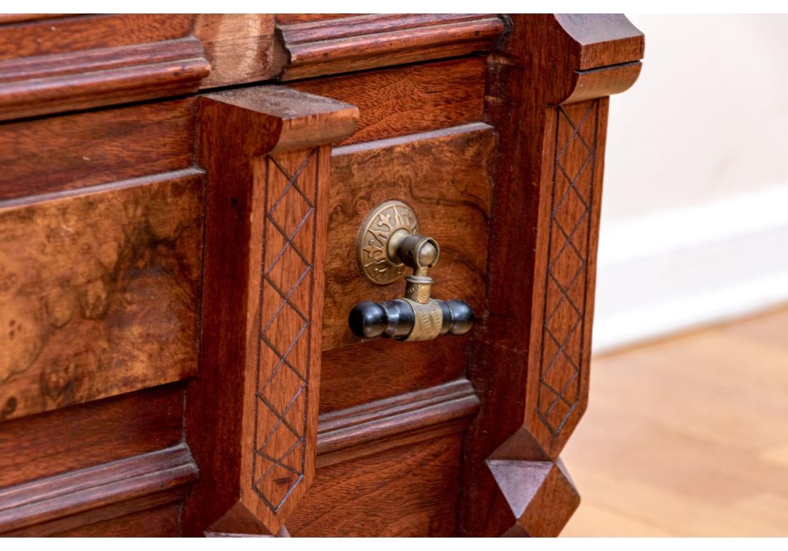 Klassisch Antique Eastlake Mirror Tür Armoire (amerikanisch) im Angebot