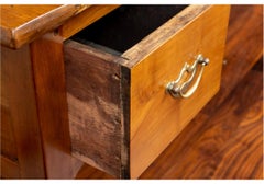 Bureau classique en cerisier français ancien avec plateau en planche à pain