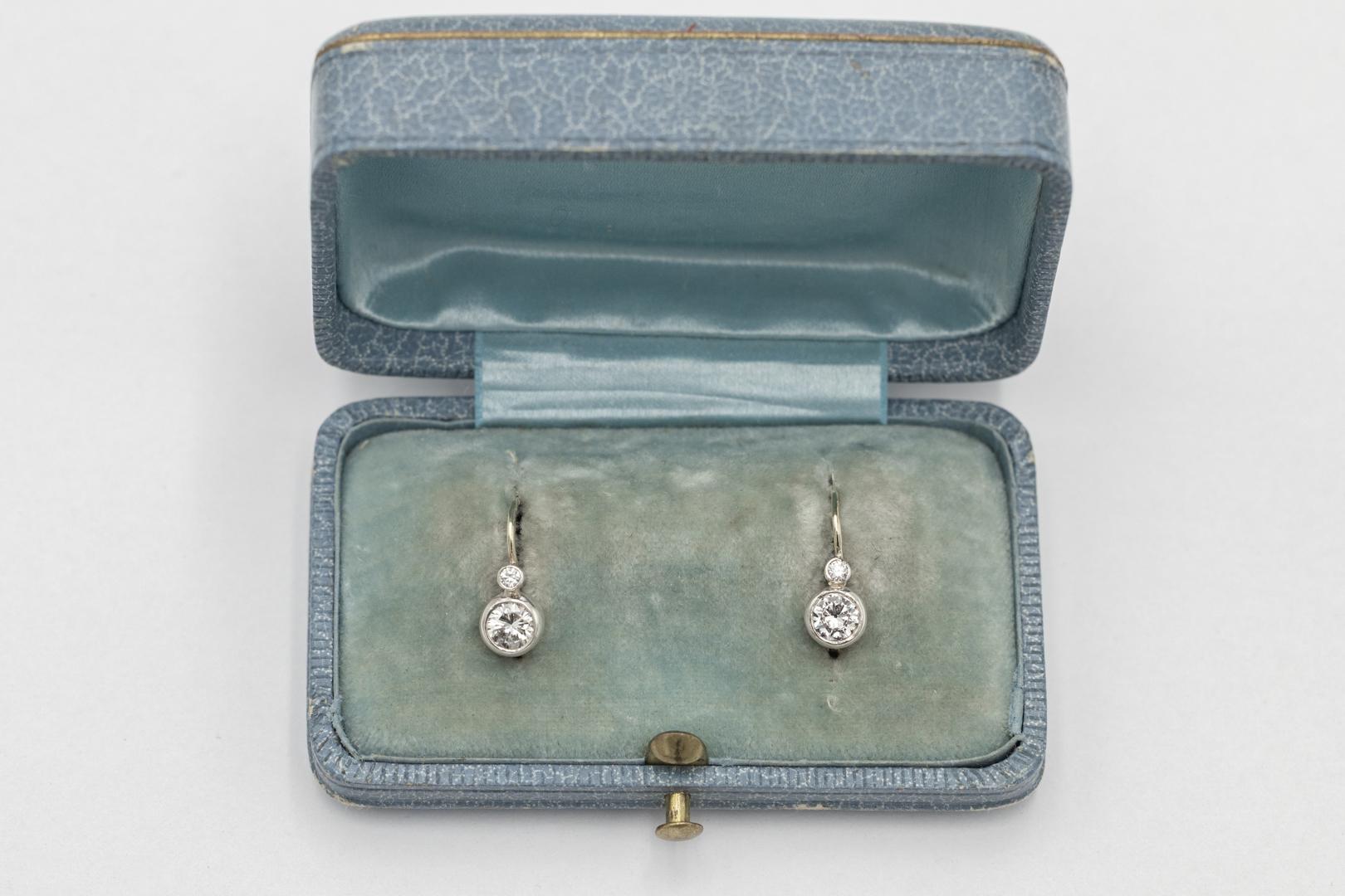 Wiener Schmuckklassiker - wunderschöne Diamantohrringe aus Gold und Silber mit Diamanten von 0,67ct

Die Ohrringe sind aus 14k Gelbgold und 0,950-0,990 Feinsilber gefertigt.

Herkunft: Österreich, Wien, 1930er/1940er Jahre - Punzierungen
