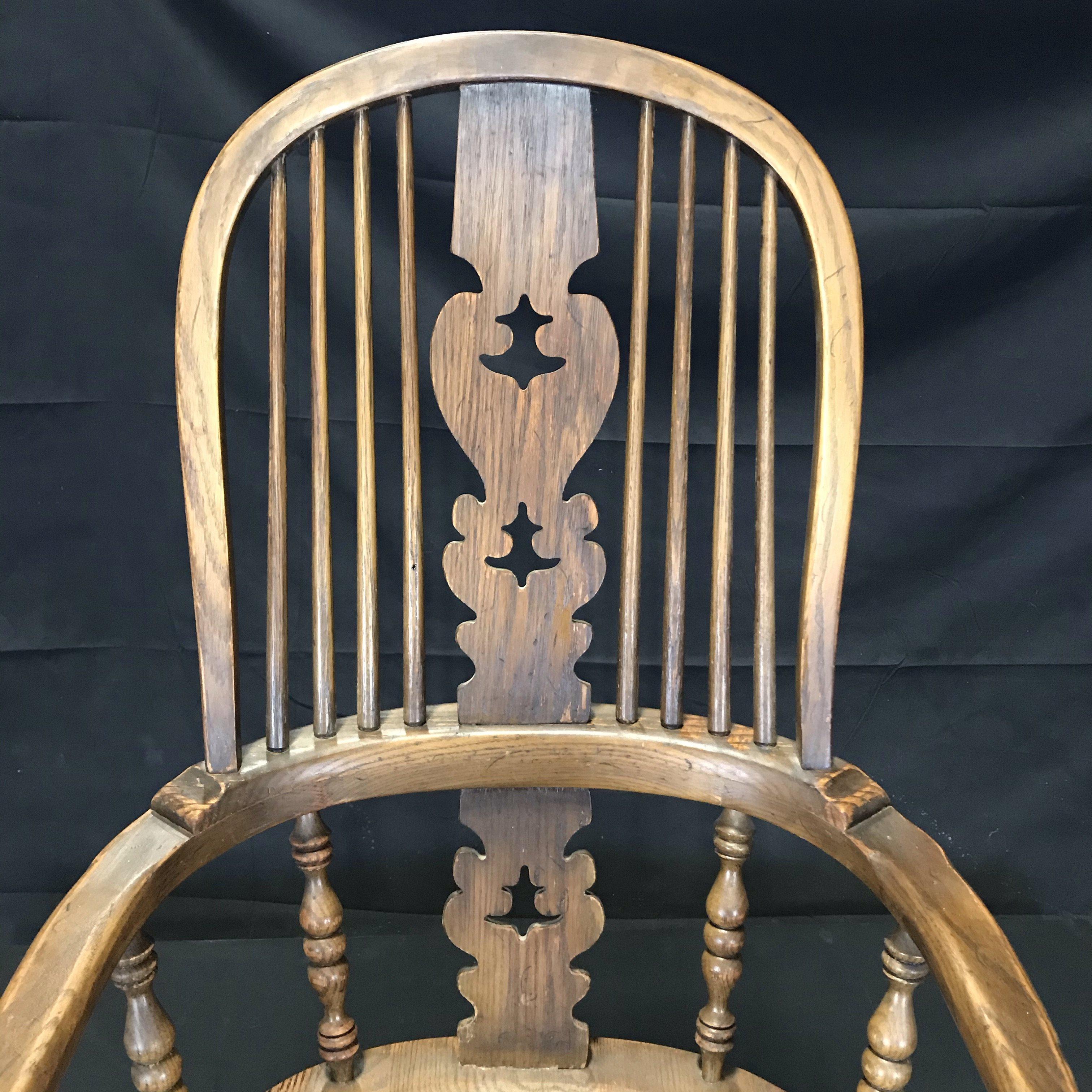 Classic Antique Oak British Windsor Arm Chair In Good Condition For Sale In Hopewell, NJ