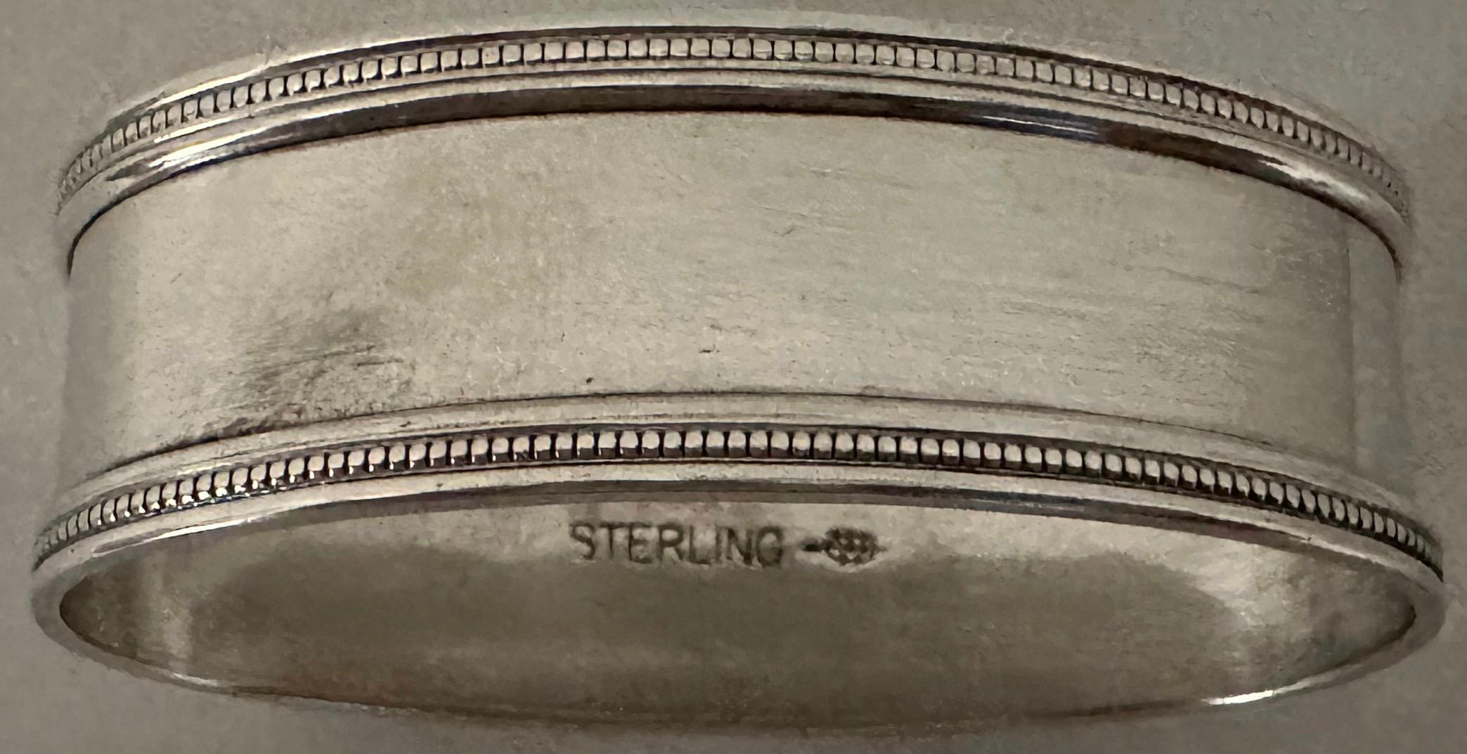 20ième siècle Rond de serviette ovale classique en argent sterling A Classic Silver + en vente