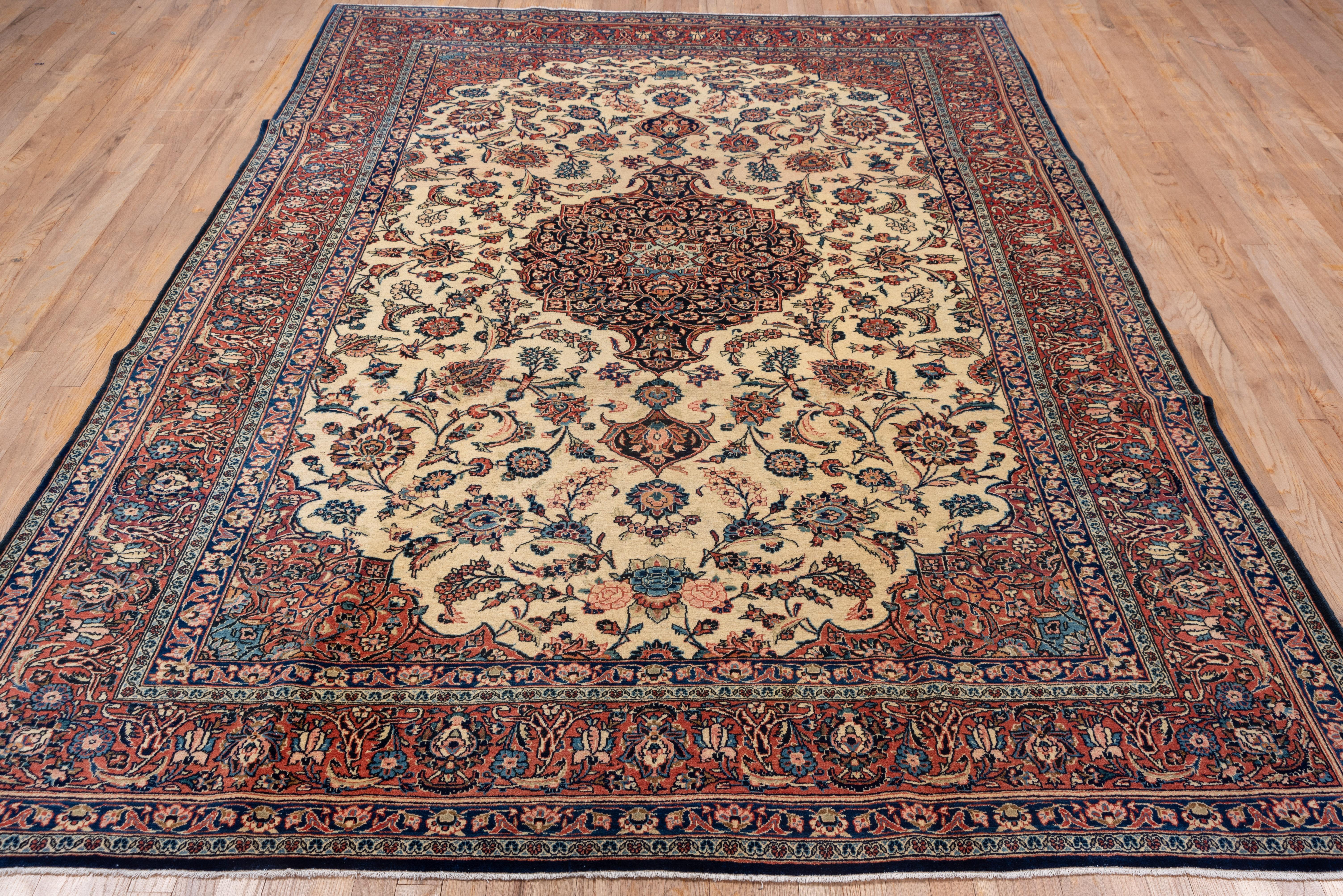 Classic Antique Persian Kashan Rug, Floral Field with a Center Medallion In Good Condition For Sale In New York, NY
