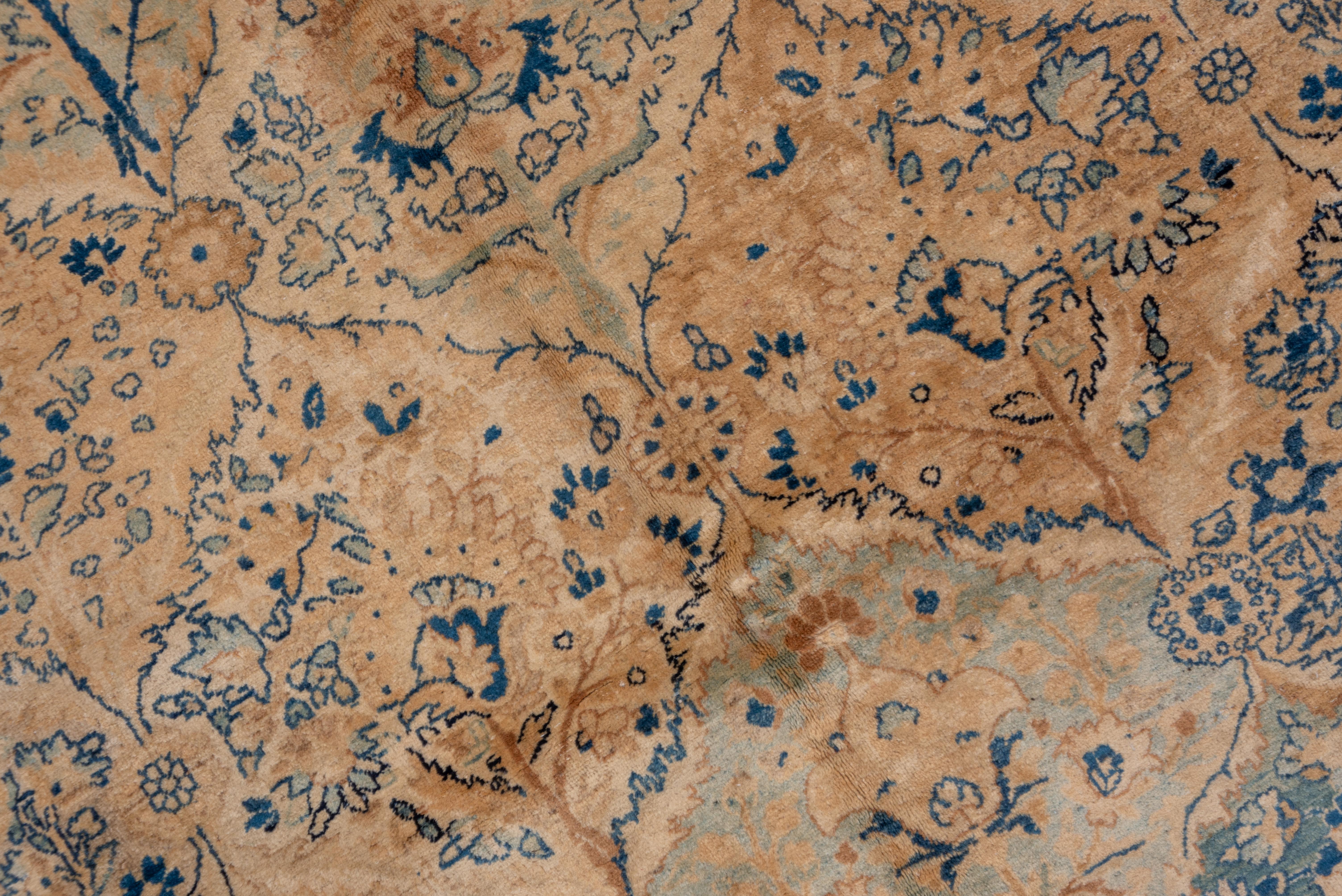 Klassischer antiker persischer Kerman Teppich, Beige & Blaue Palette, ca. 1930s (Handgeknüpft) im Angebot