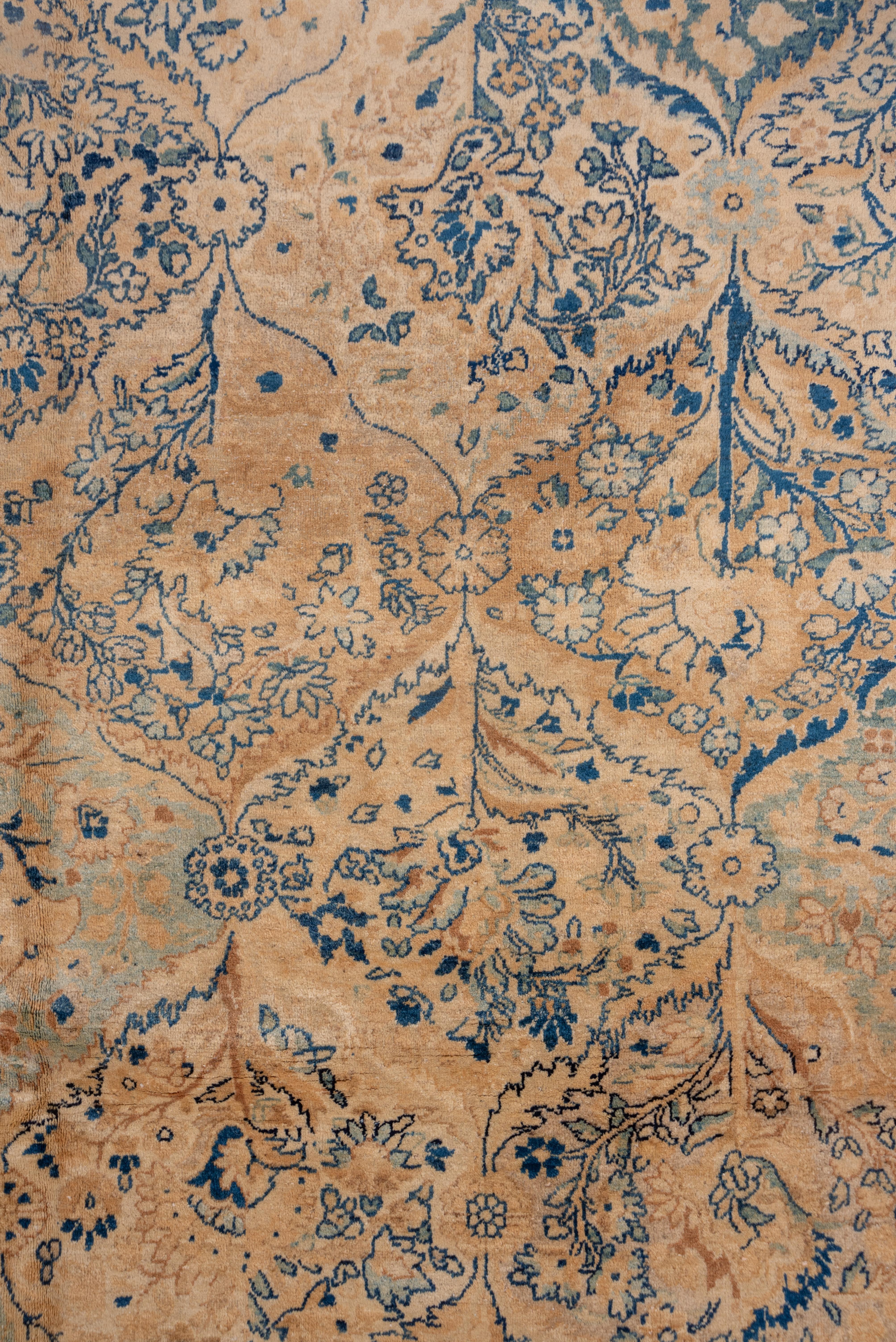 Tappeto persiano antico classico Kerman, tavolozza beige e blu, anni '30 circa In condizioni buone in vendita a New York, NY