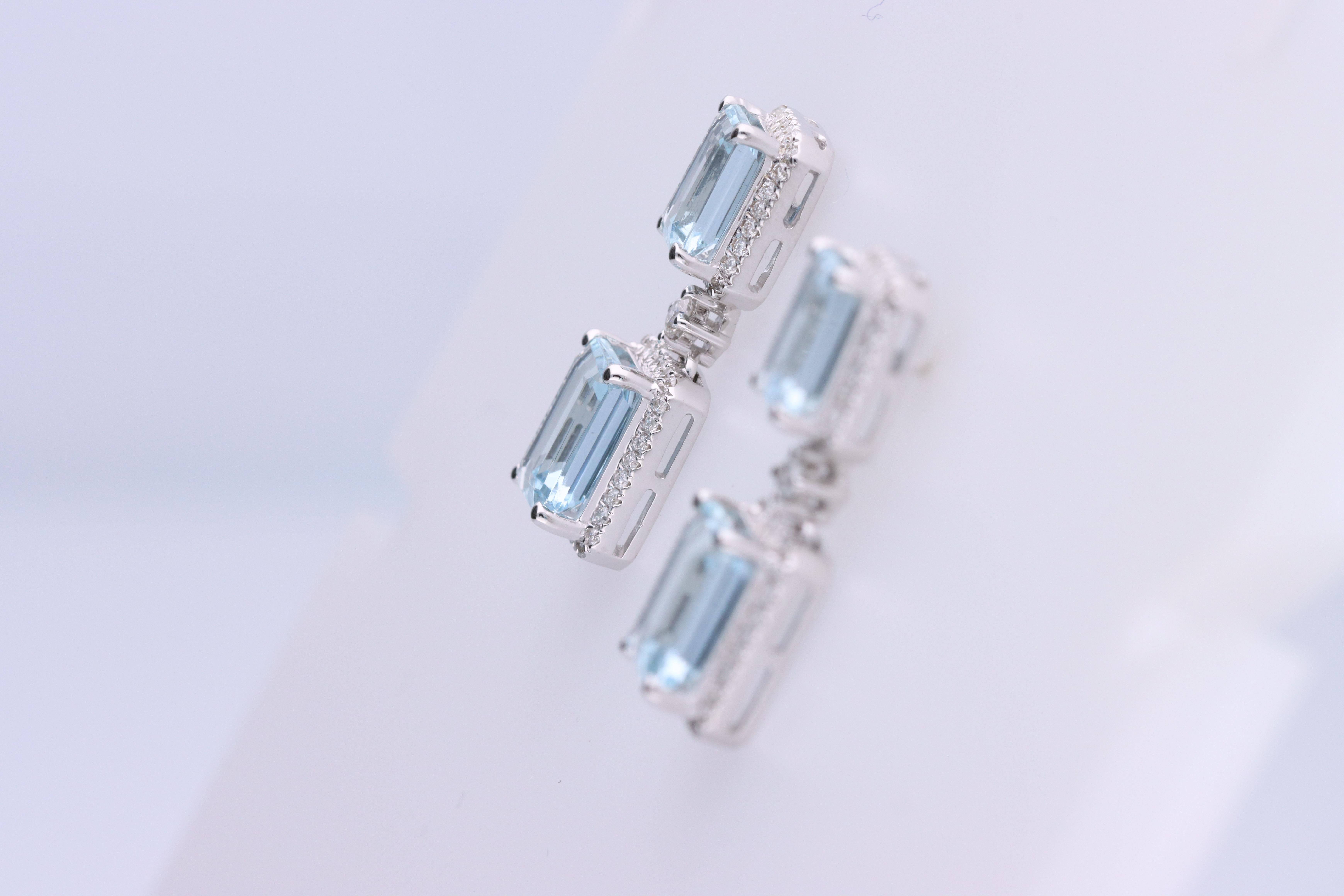 Art déco Boucle d'oreille Classic Aquamarine en or blanc 14k, taille émeraude et diamants de taille ronde en vente
