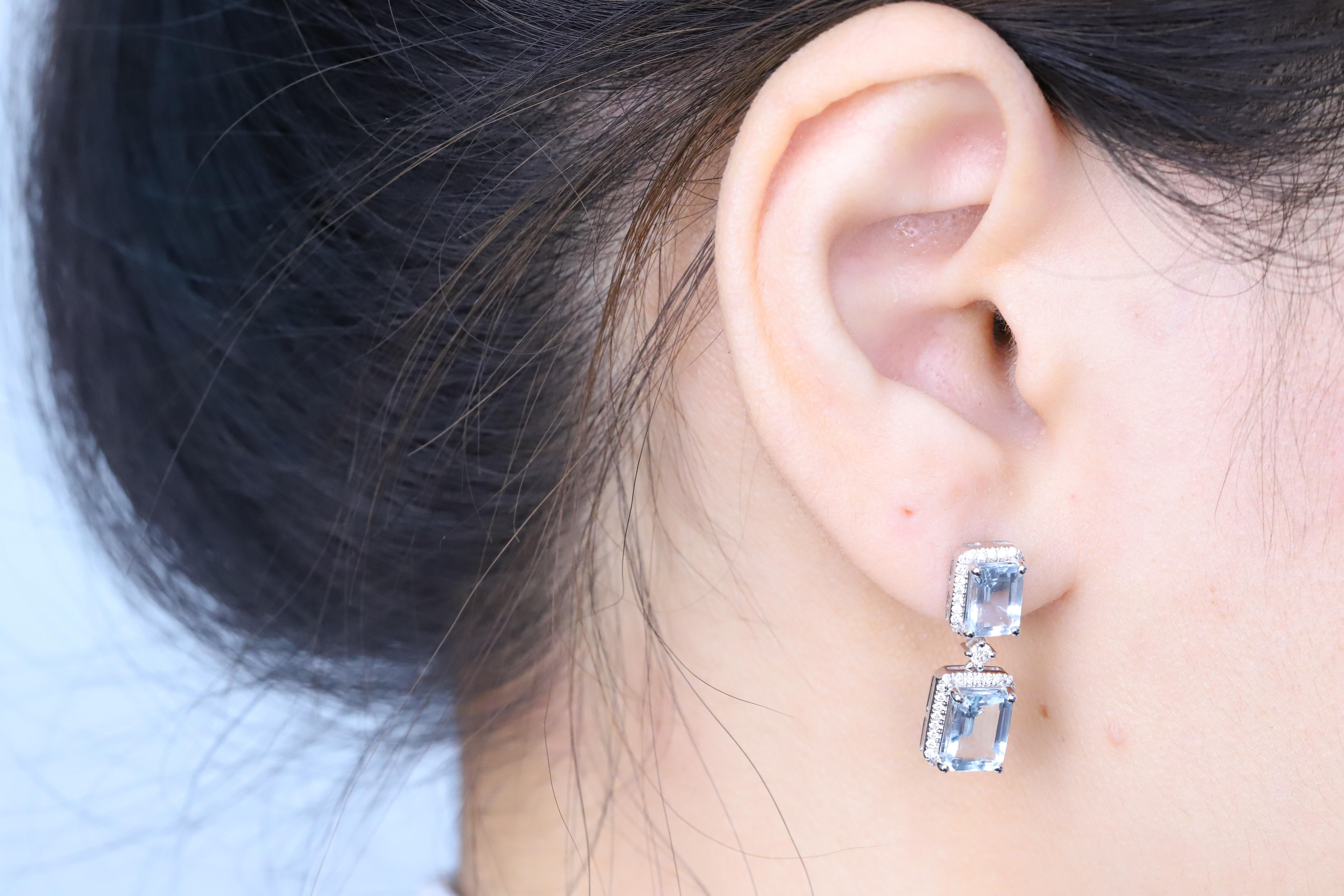 Classic Aquamarine 14k White Gold Emerald Cut Round-Cut Diamond Accents Earring In New Condition For Sale In New York, NY
