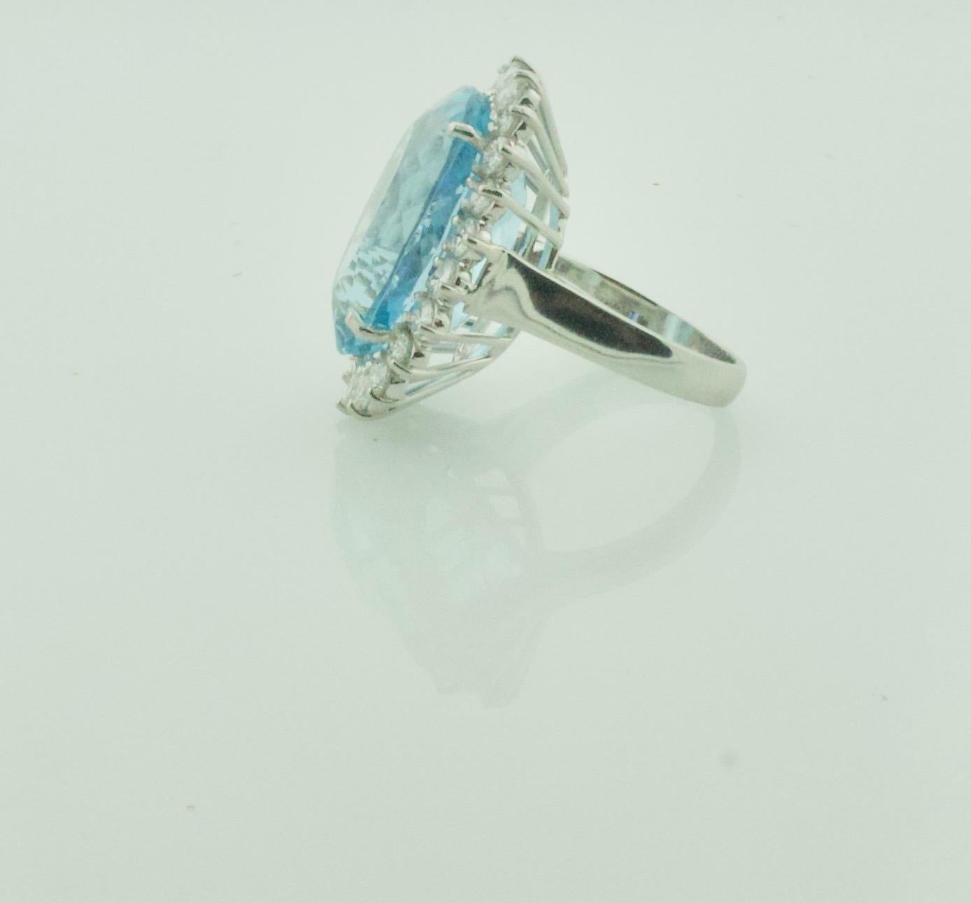 Classic Aquamarine and Diamond Ring in Platinum In Excellent Condition For Sale In Wailea, HI