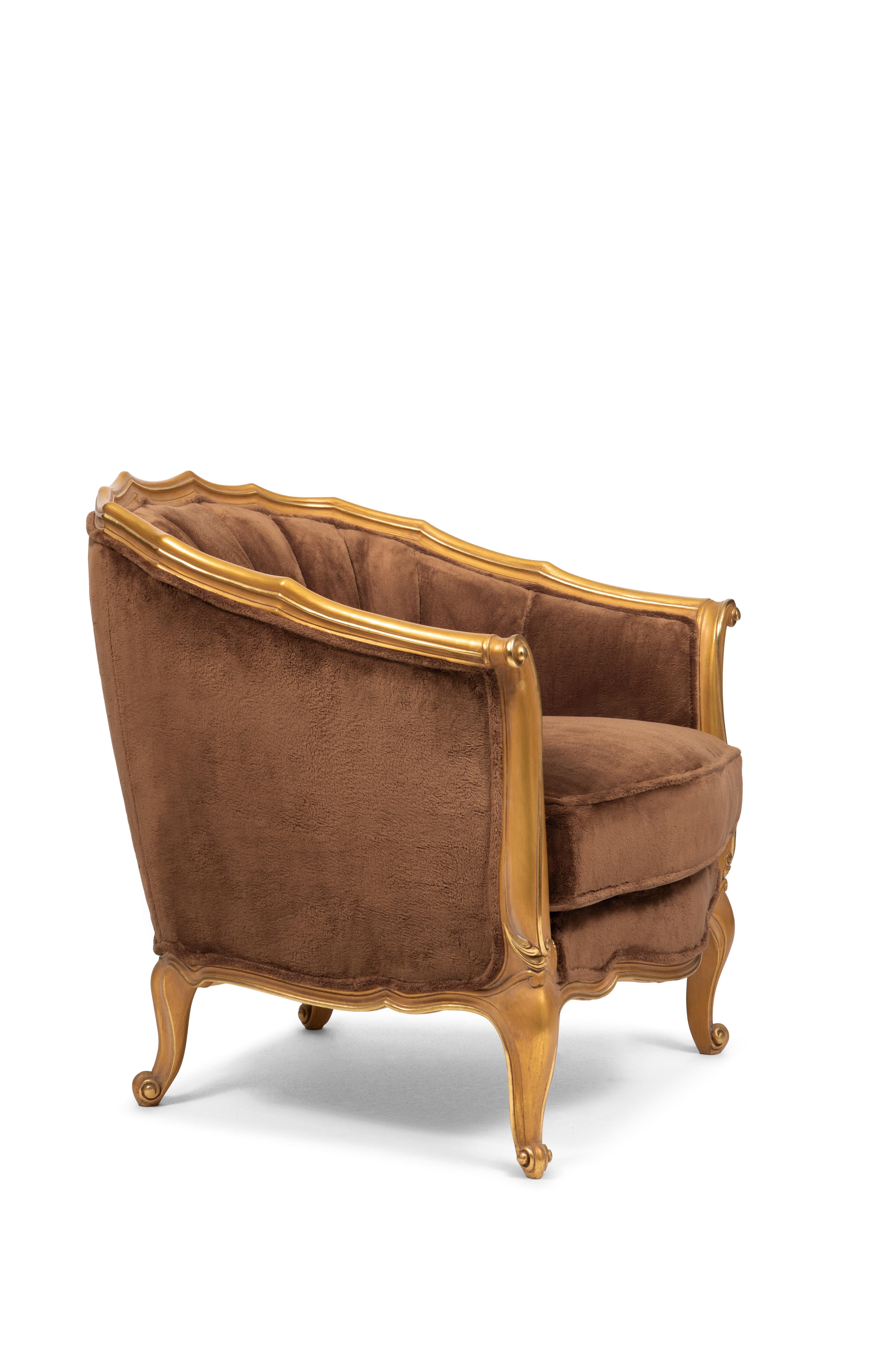 Fauteuil classique conçu en s'inspirant du style Louis Philippe. Le cadre en bois est finement sculpté à la main et la feuille d'or est appliquée à la main.
Dossier rembourré avec des lignes décoratives qui mettent en valeur les vagues sculptées