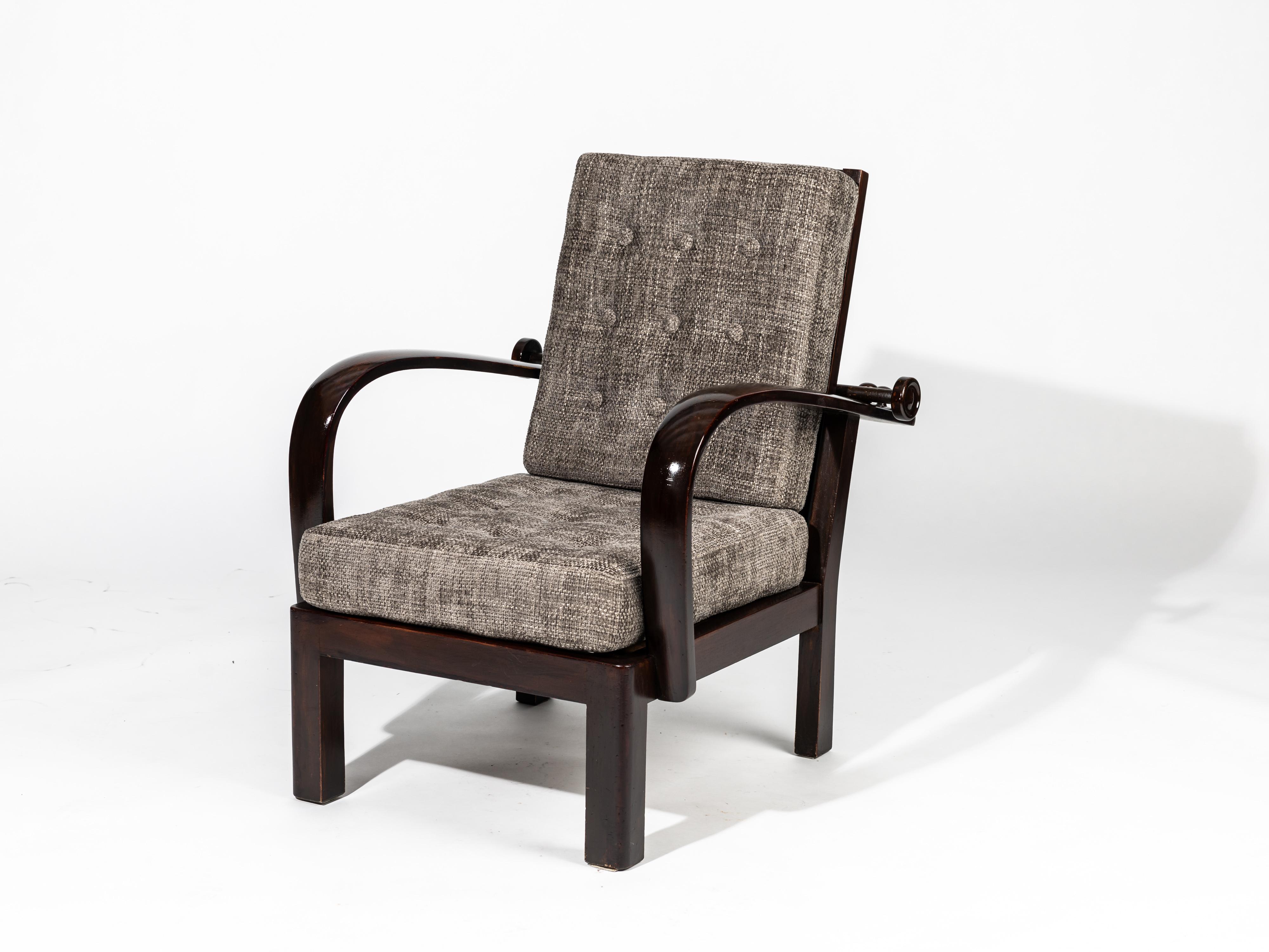 un clásico de la cultura del asiento: el sillón, llamado canadiense, en este caso fabricado en la República Checa, original de la época Art Déco.

El sillón es regulable: el respaldo puede ajustarse a cualquier posición cómoda mediante una varilla