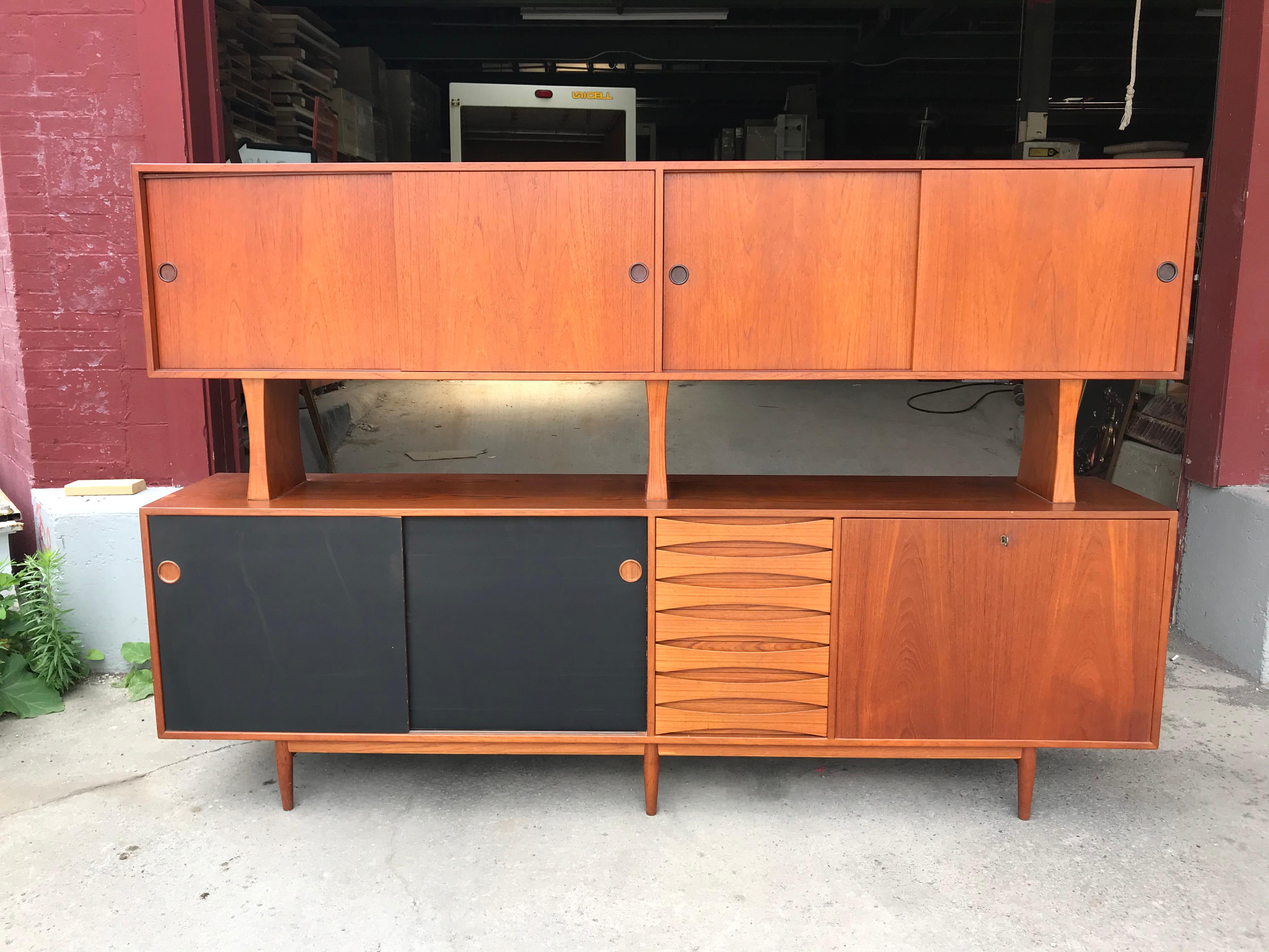 Buffet Classic Arne Vodder avec plateau, modèle 29A, portes réversibles, Danemark Bon état - En vente à Buffalo, NY