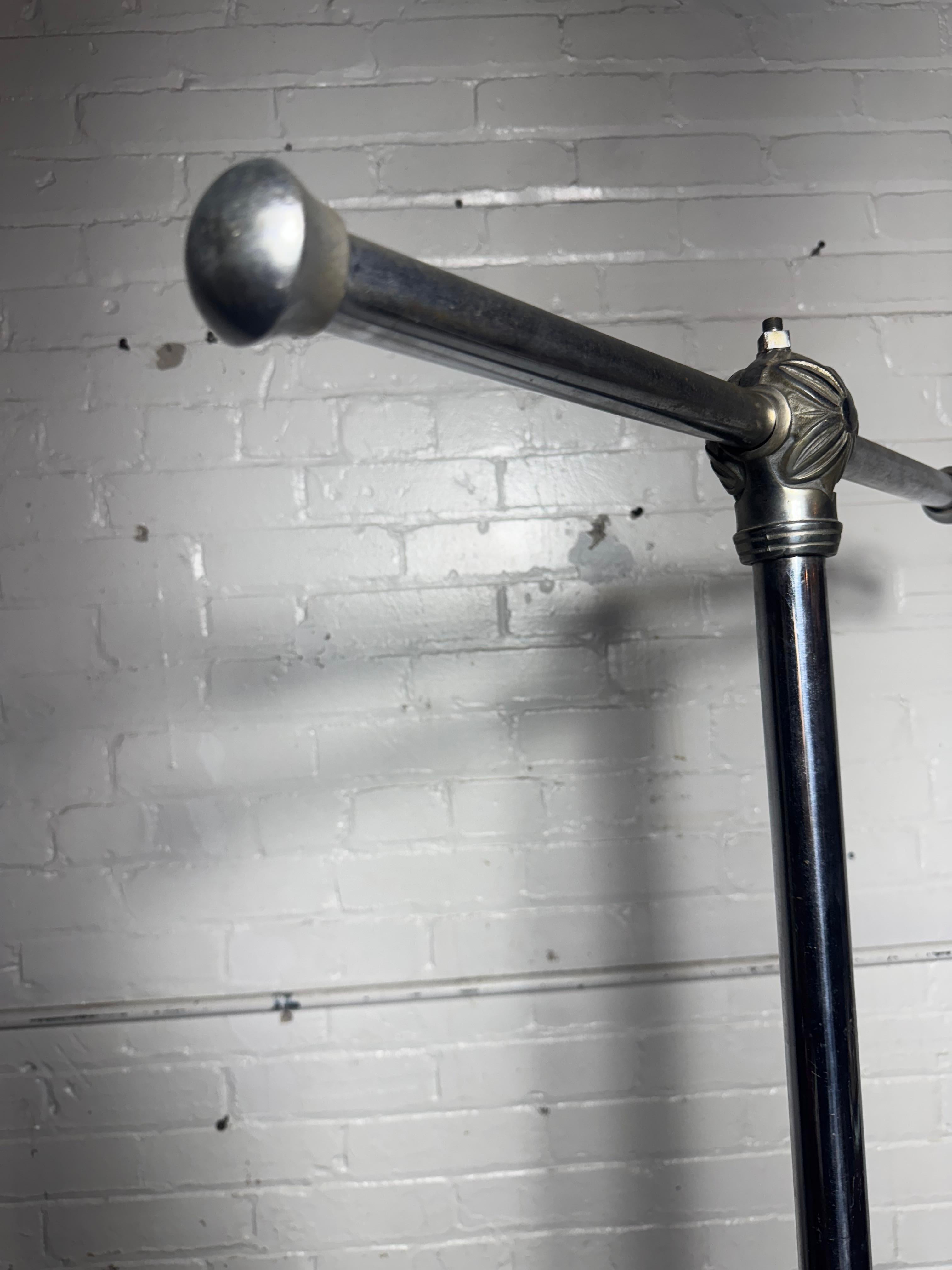 Classica barra a T in acciaio cromato Art Deco, stendibiancheria per vestiti e indumenti, 