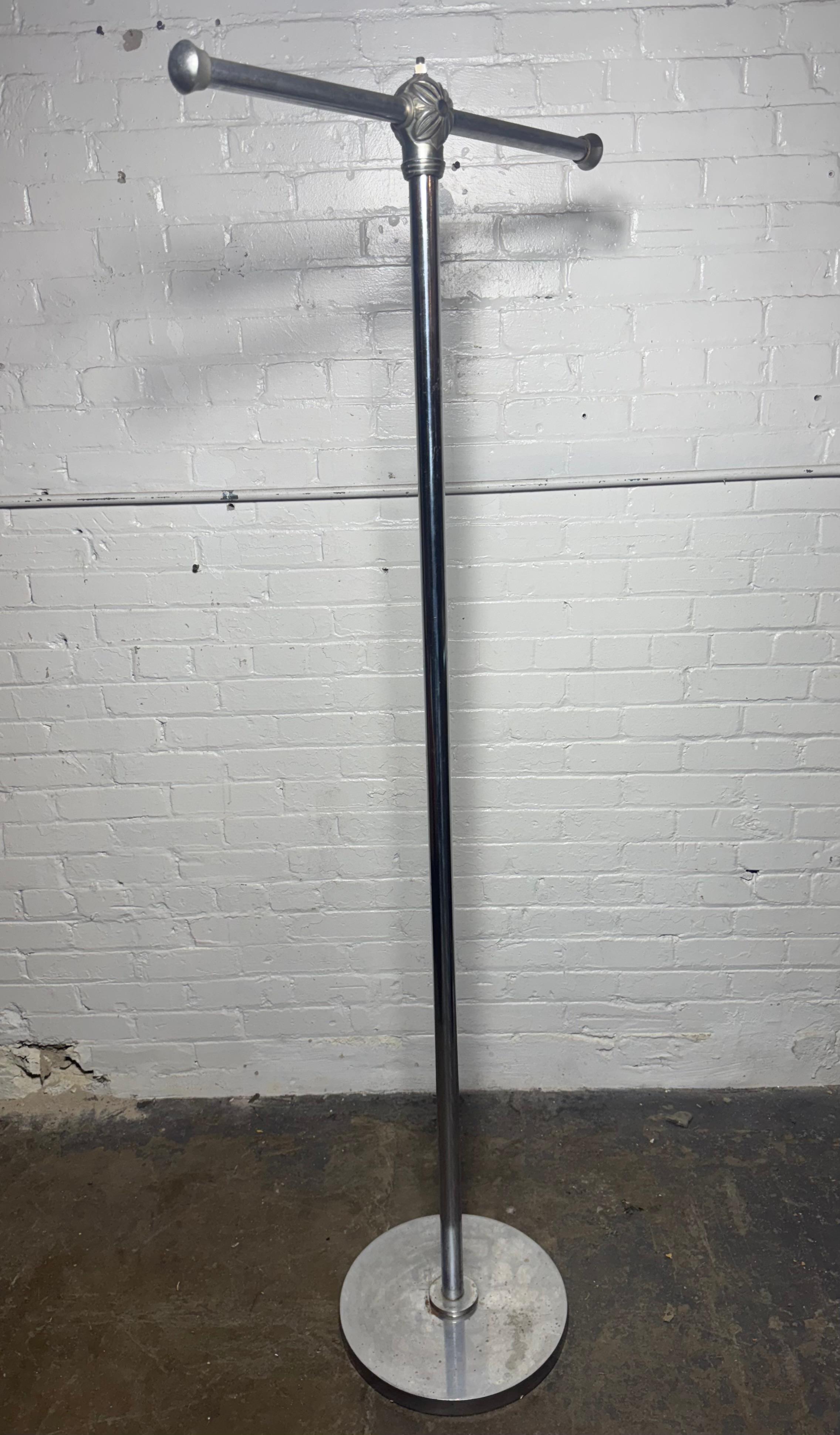 Art Déco Classica barra a T in acciaio cromato Art Deco per abiti e capi d'abbigliamento in vendita