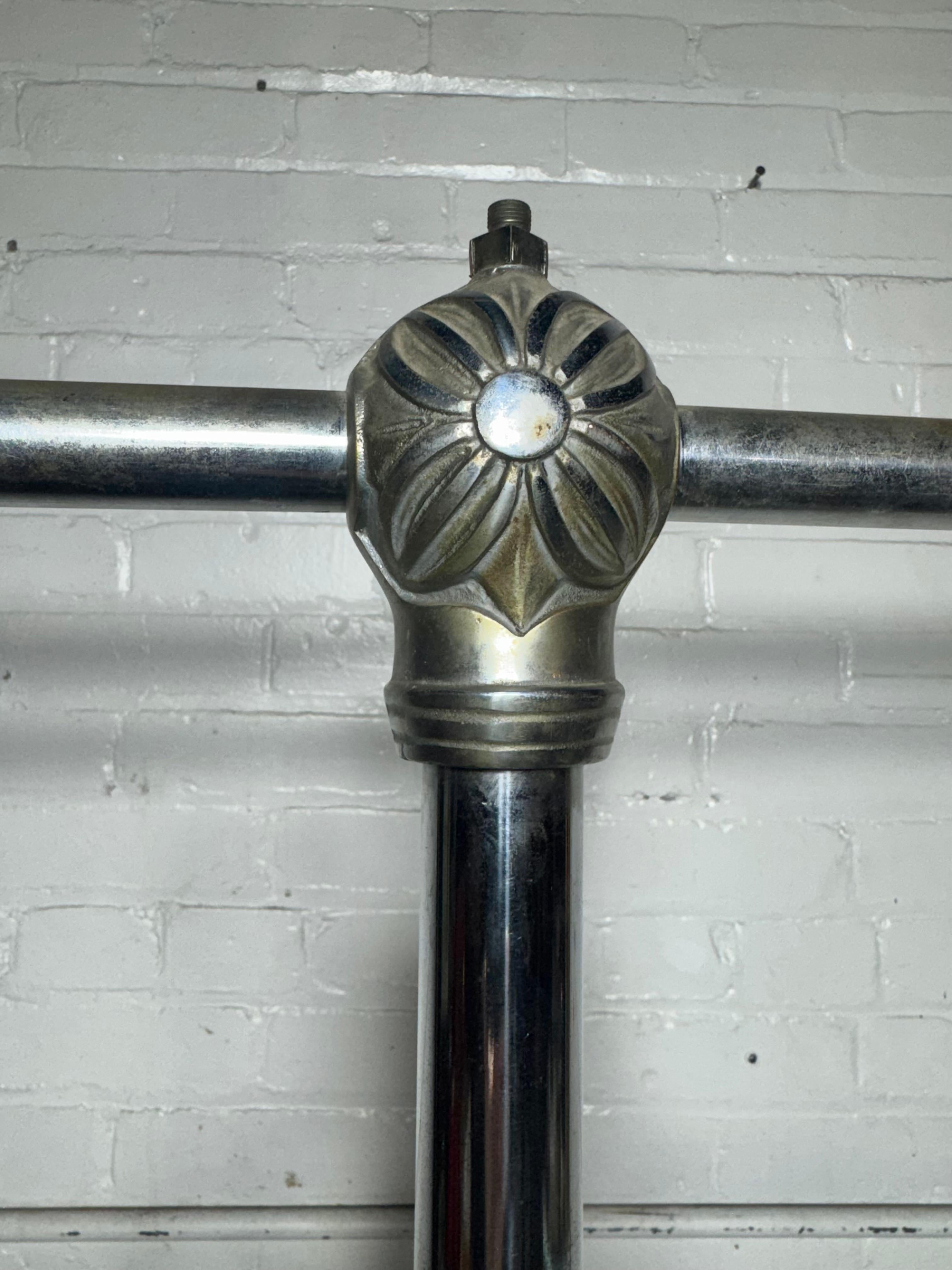 Americano Classica barra a T in acciaio cromato Art Deco per abiti e capi d'abbigliamento in vendita