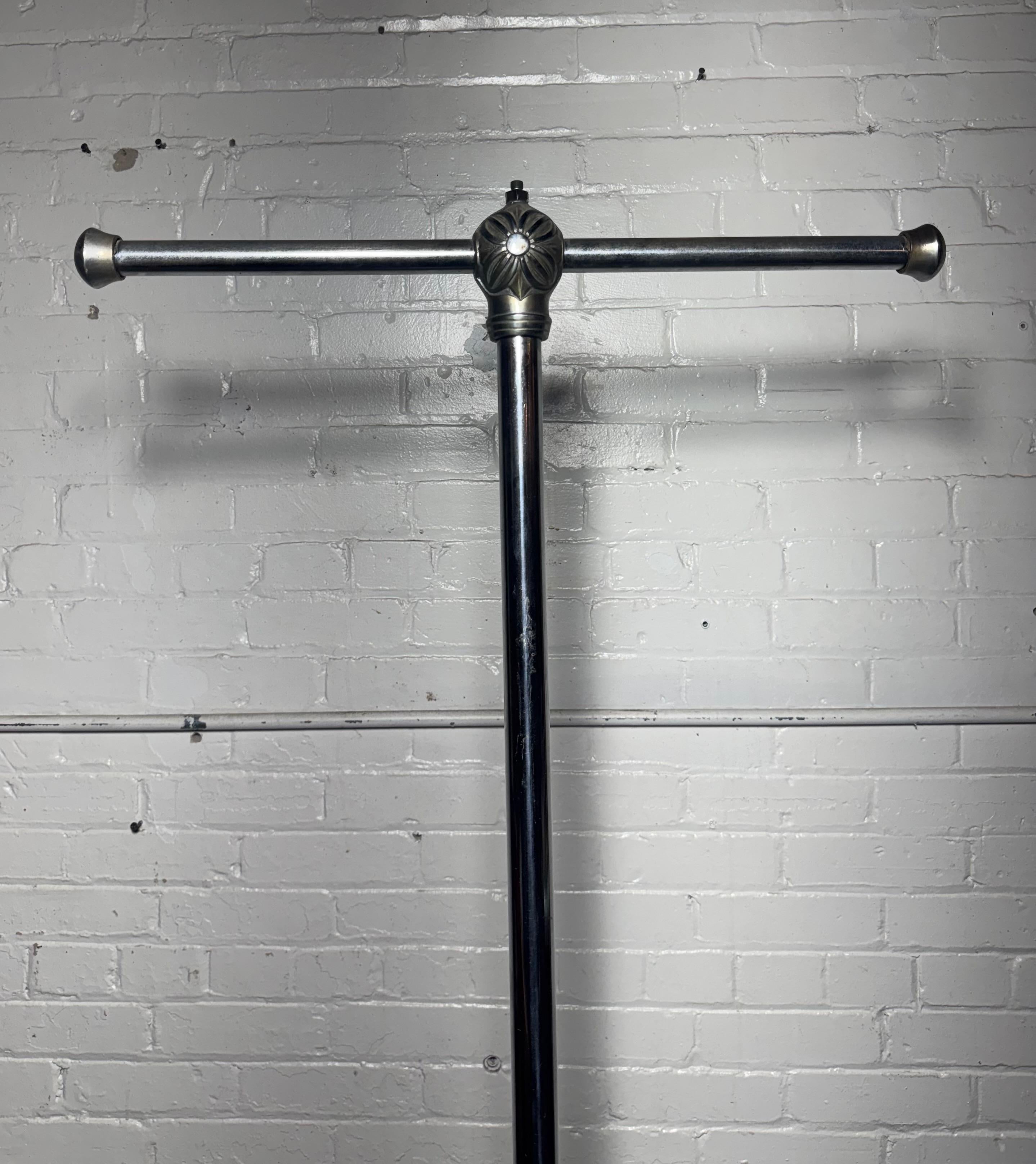 Classica barra a T in acciaio cromato Art Deco per abiti e capi d'abbigliamento In condizioni buone in vendita a Buffalo, NY