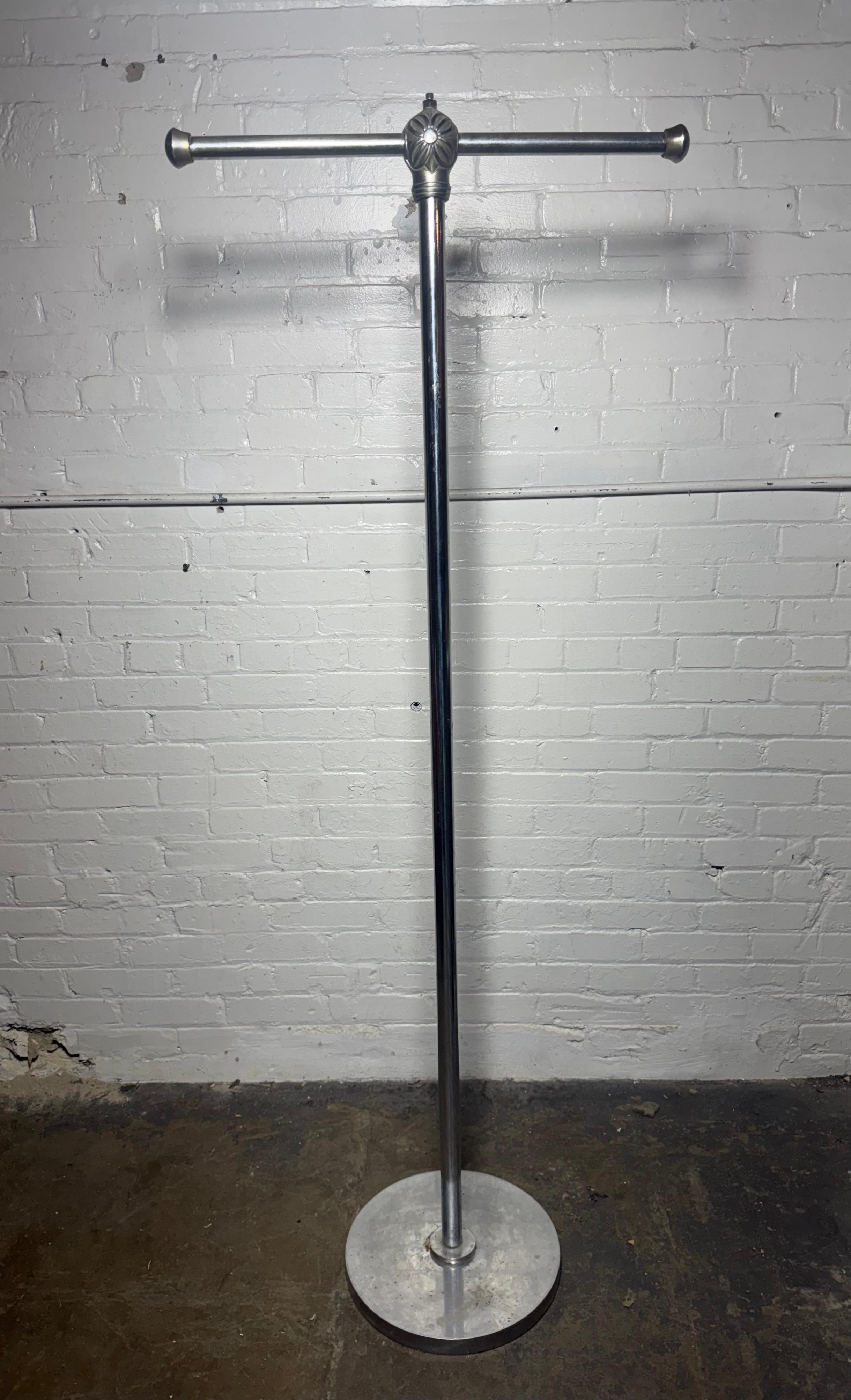 Metà XX secolo Classica barra a T in acciaio cromato Art Deco per abiti e capi d'abbigliamento in vendita