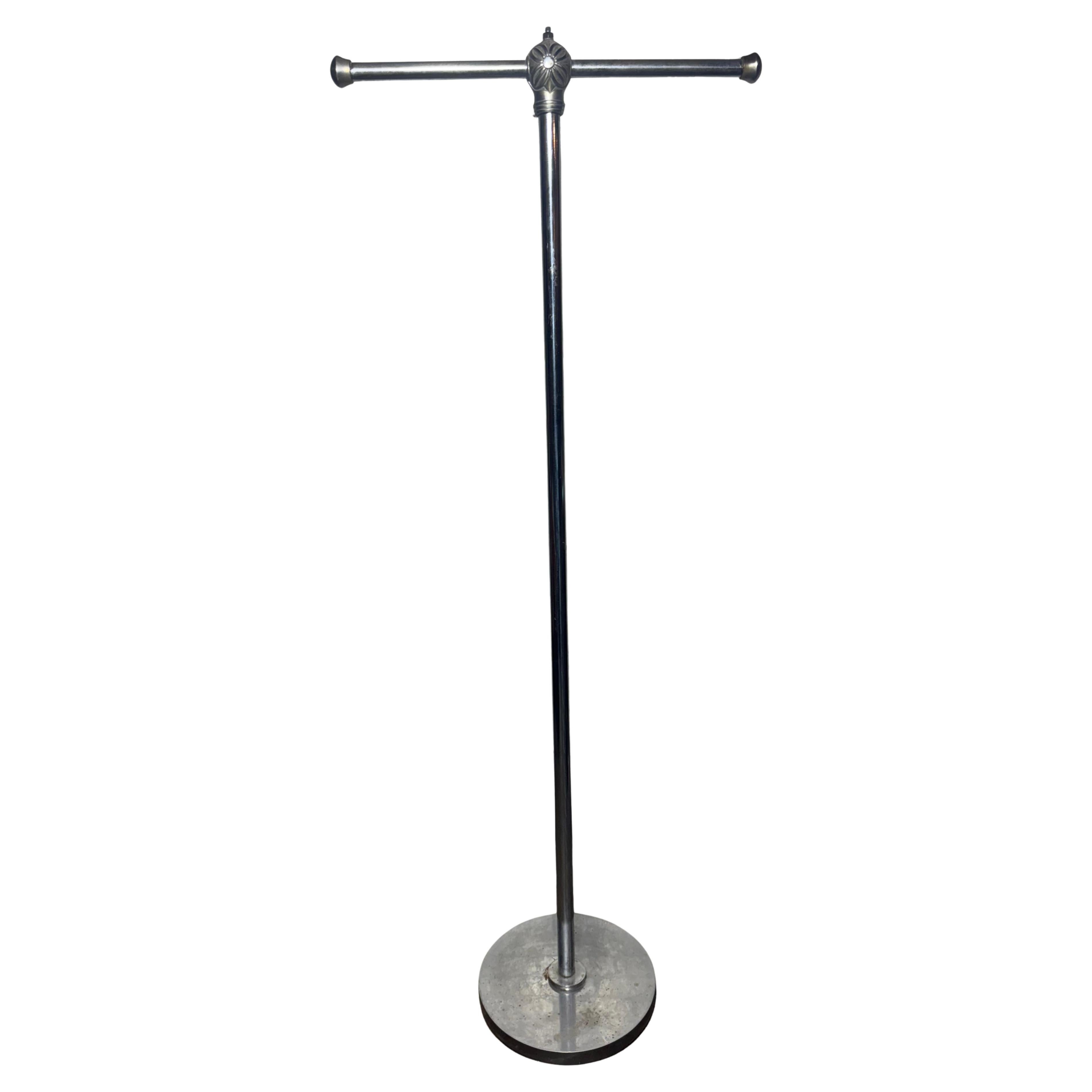 Classica barra a T in acciaio cromato Art Deco per abiti e capi d
abbigliamento