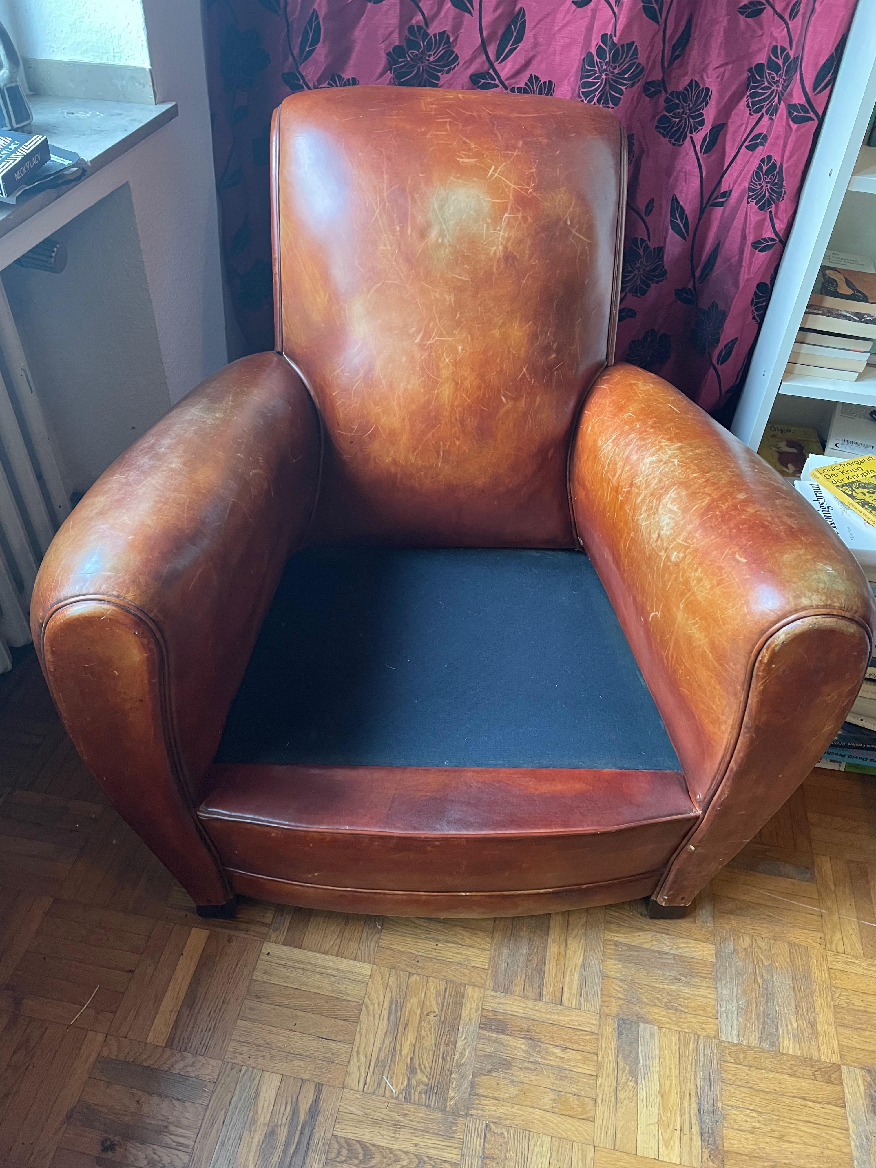 Classic Art Déco leather upholstered brown Club Chair. France 1930s. For Sale 7